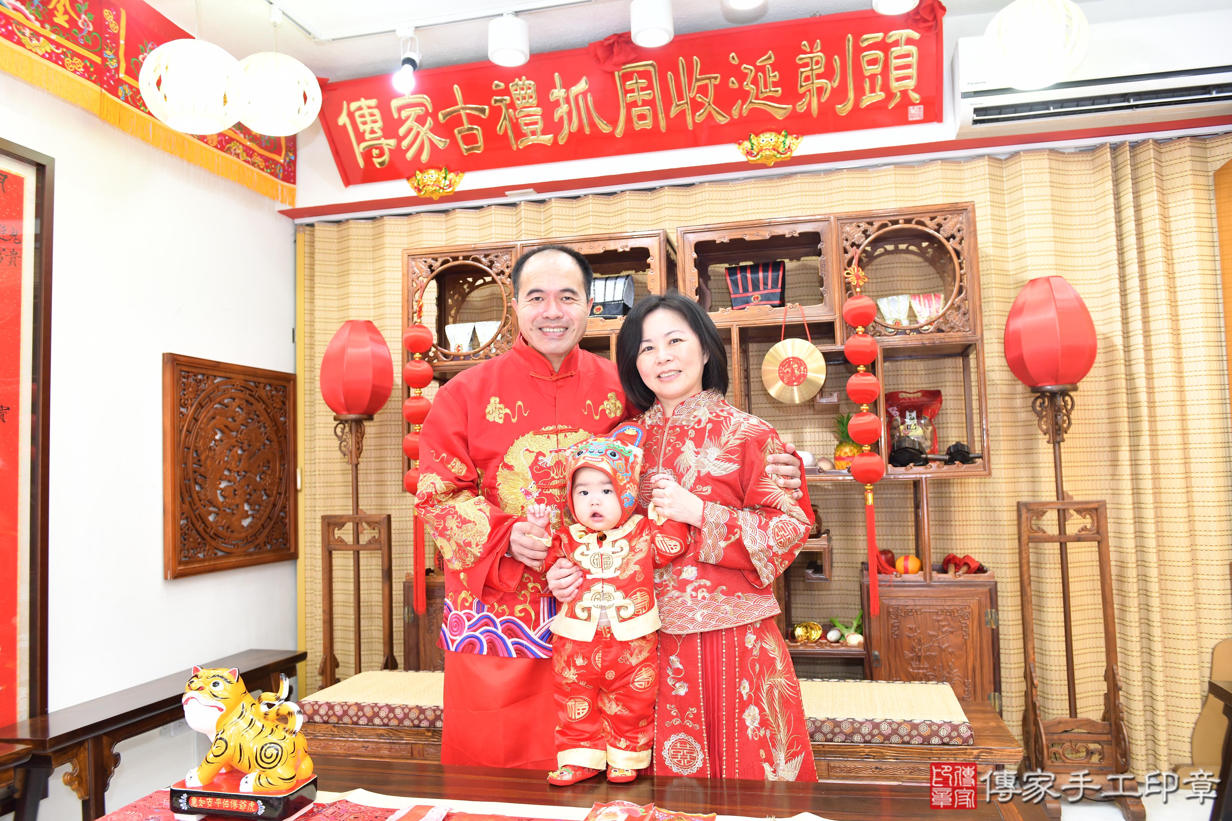 傳家手工印章台南店、抓周、度脺、美式風會場、傳家嬰兒古禮、吉祥話、抓周道具物品24種、拍照。抓周證書。寶寶抓周、滿周歲、生日快樂、祝福