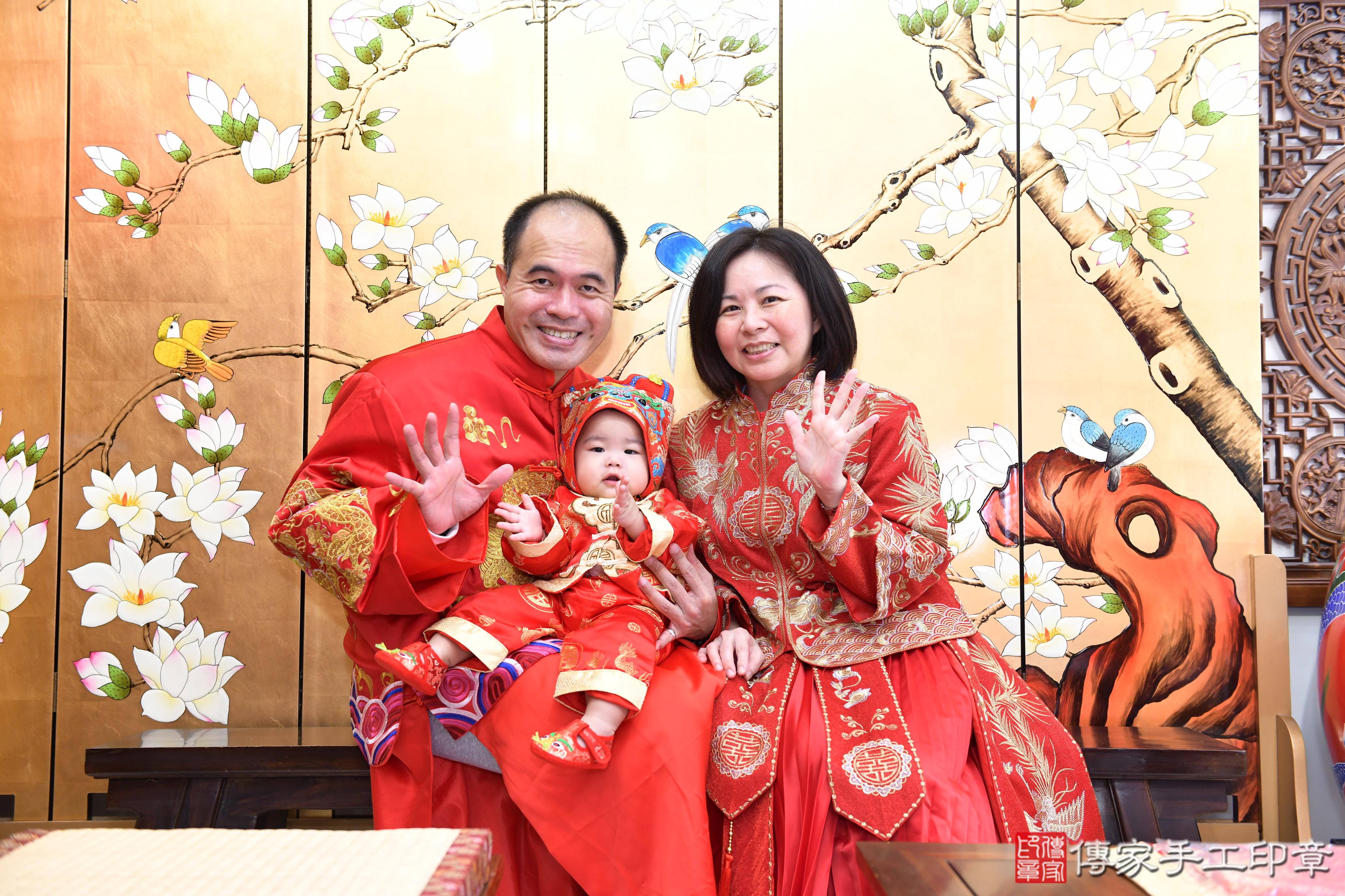 傳家手工印章台南店、抓周、度脺、美式風會場、傳家嬰兒古禮、吉祥話、抓周道具物品24種、拍照。抓周證書。寶寶抓周、滿周歲、生日快樂、祝福