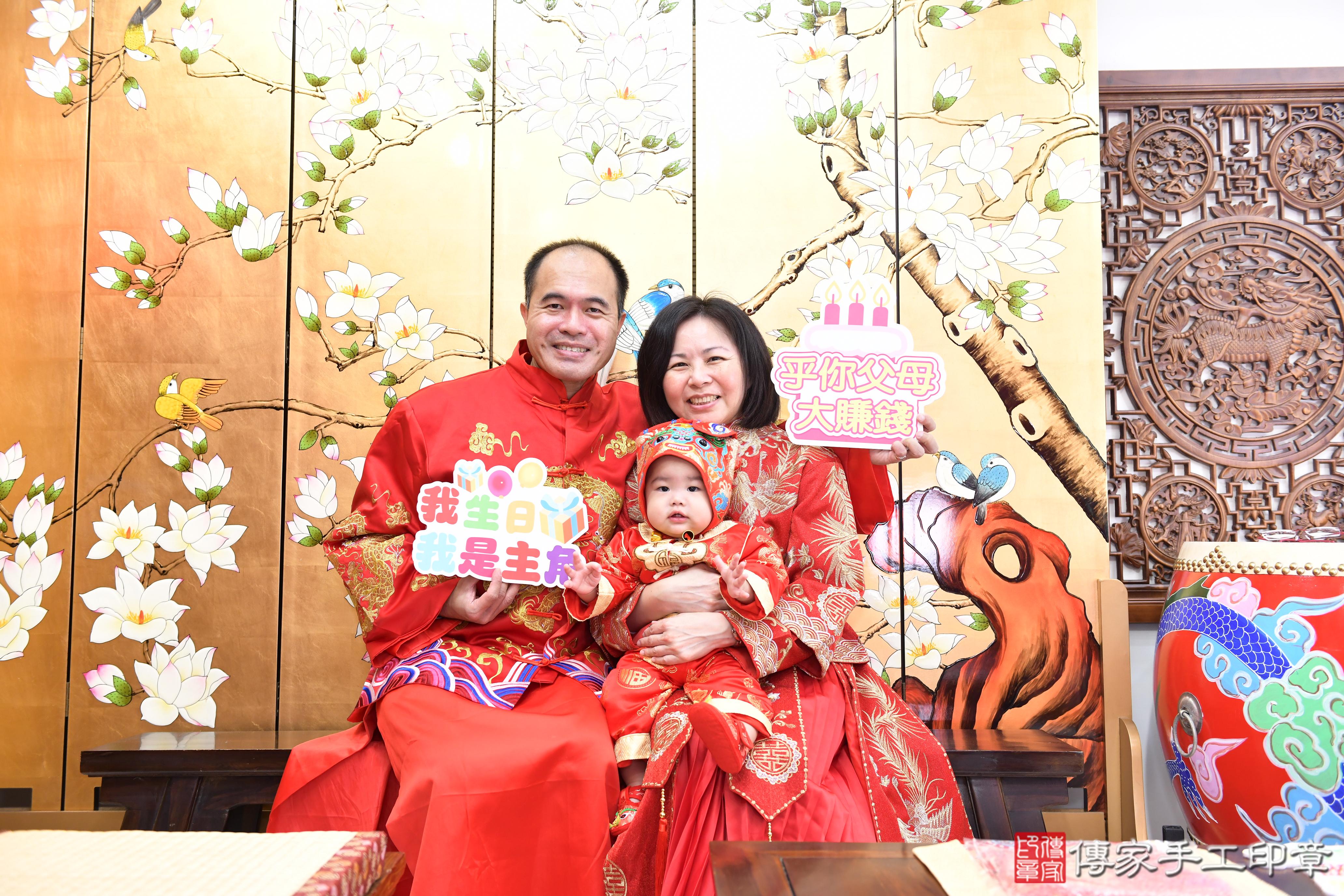 傳家手工印章台南店、抓周、度脺、美式風會場、傳家嬰兒古禮、吉祥話、抓周道具物品24種、拍照。抓周證書。寶寶抓周、滿周歲、生日快樂、祝福