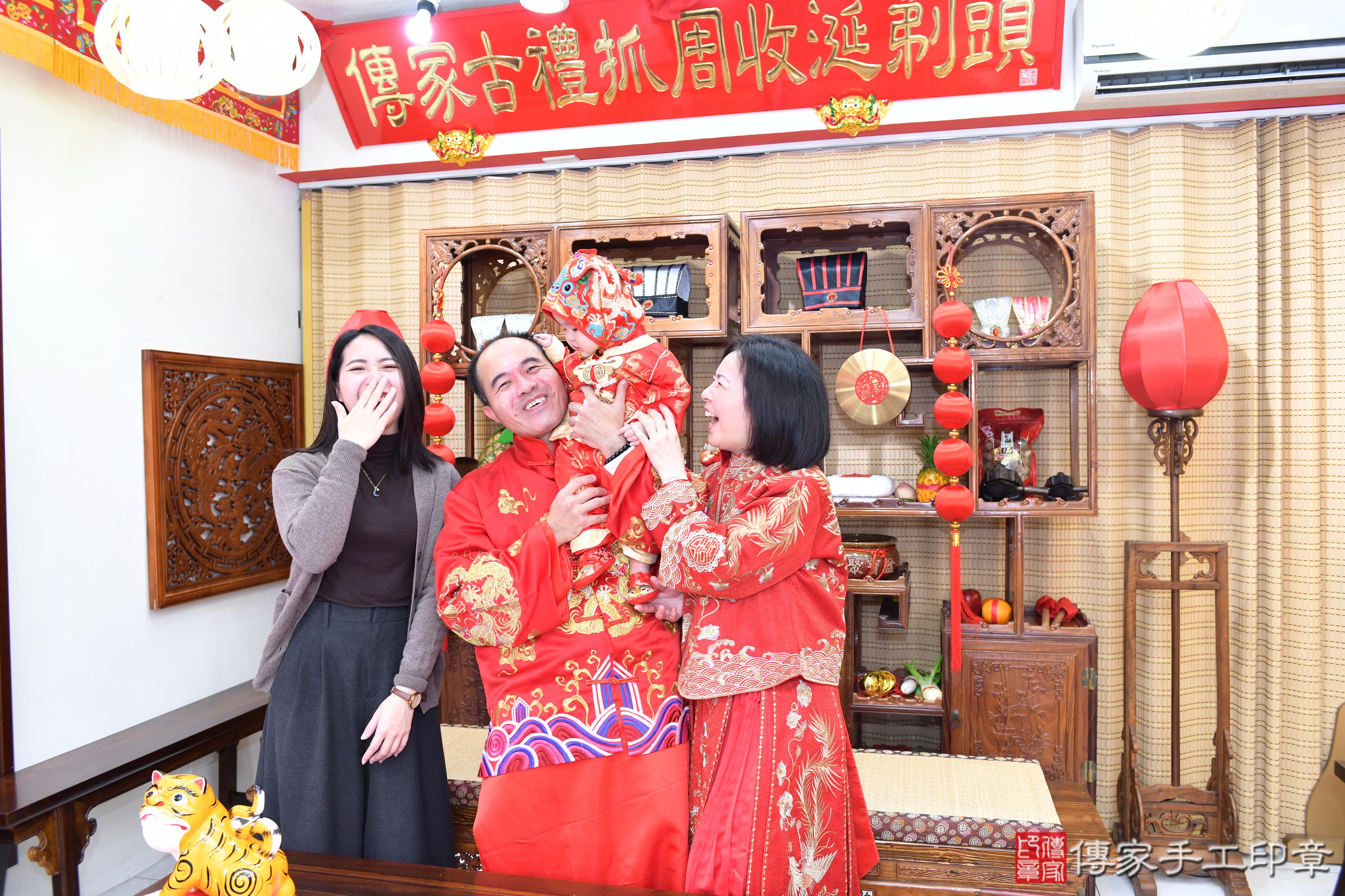 傳家手工印章台南店、抓周、度脺、美式風會場、傳家嬰兒古禮、吉祥話、抓周道具物品24種、拍照。抓周證書。寶寶抓周、滿周歲、生日快樂、祝福