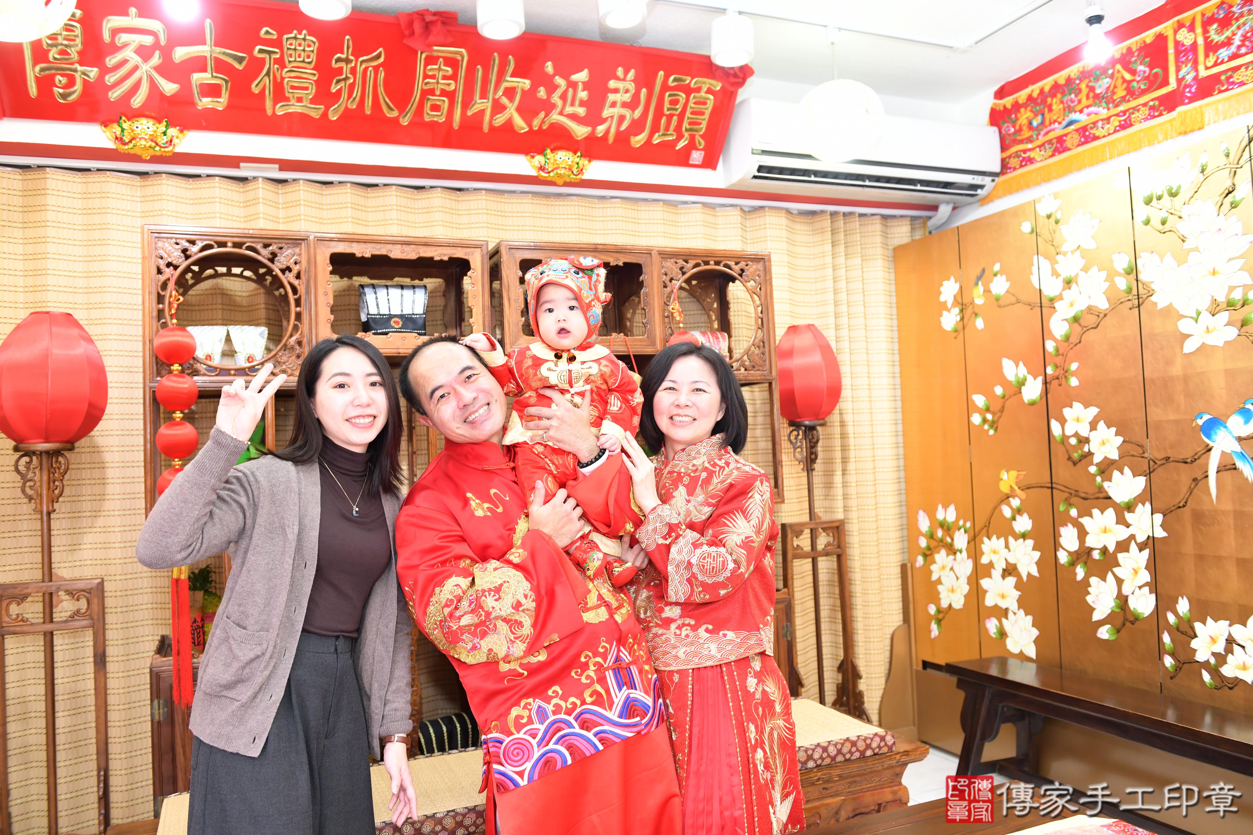 傳家手工印章台南店、抓周、度脺、美式風會場、傳家嬰兒古禮、吉祥話、抓周道具物品24種、拍照。抓周證書。寶寶抓周、滿周歲、生日快樂、祝福