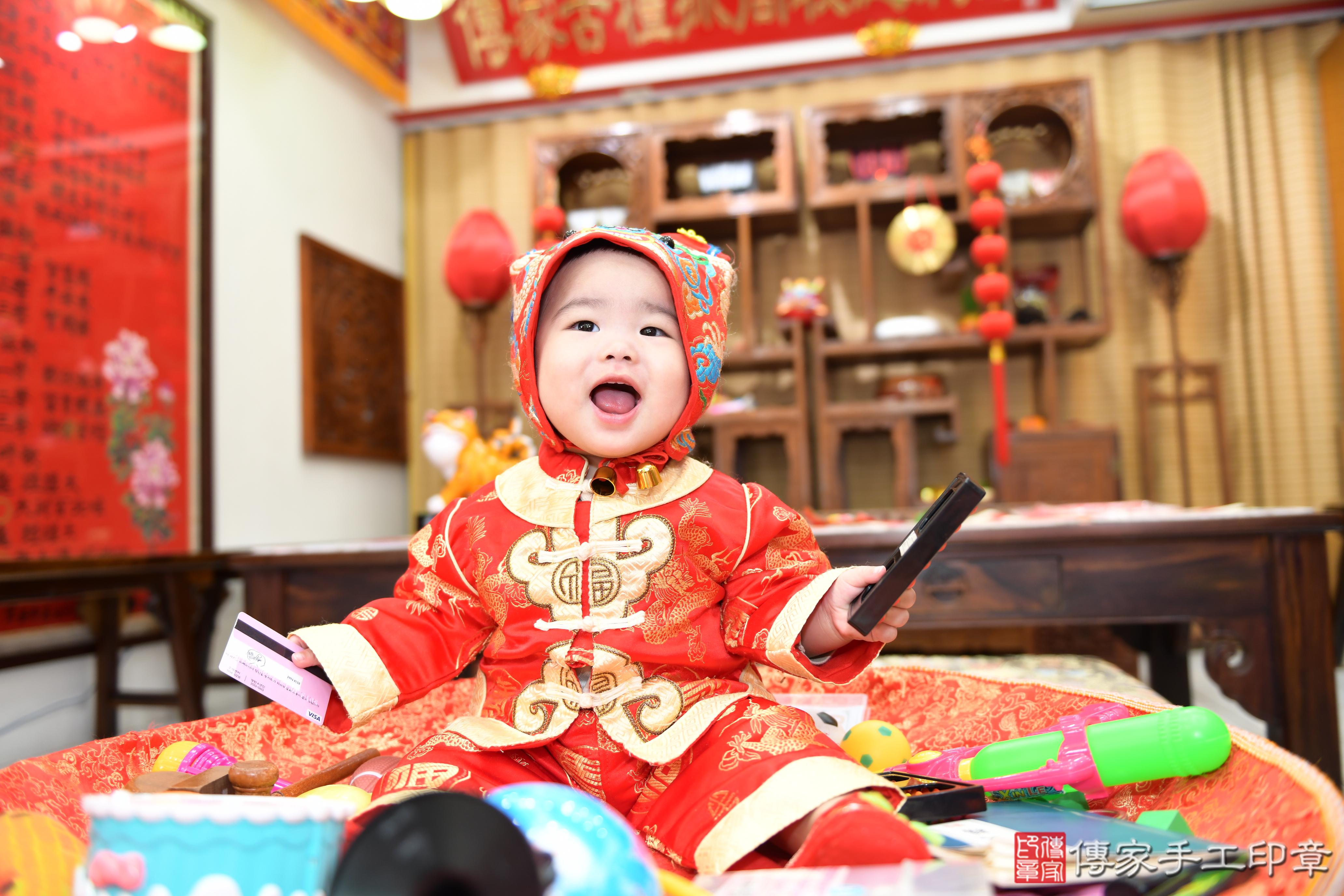 傳家手工印章台南店、抓周、度脺、美式風會場、傳家嬰兒古禮、吉祥話、抓周道具物品24種、拍照。抓周證書。寶寶抓周、滿周歲、生日快樂、祝福