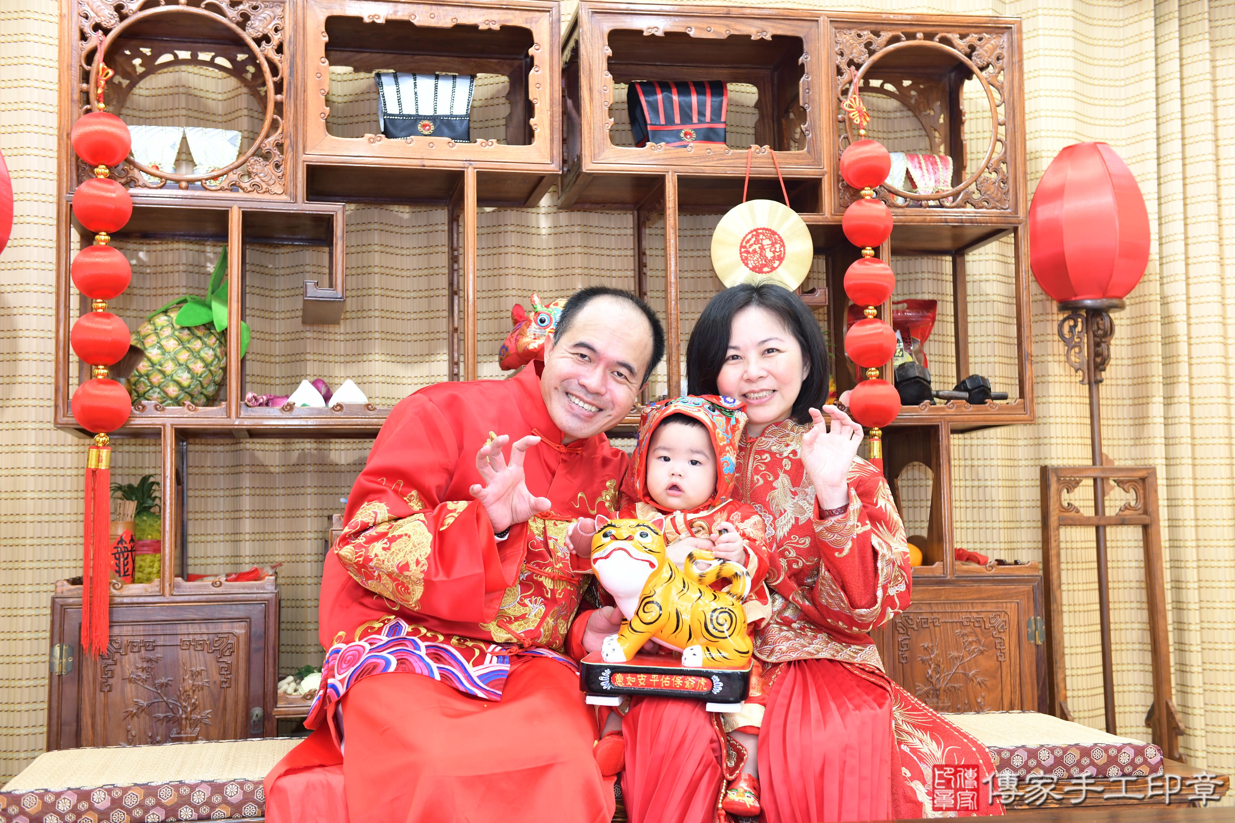 傳家手工印章台南店、抓周、度脺、美式風會場、傳家嬰兒古禮、吉祥話、抓周道具物品24種、拍照。抓周證書。寶寶抓周、滿周歲、生日快樂、祝福