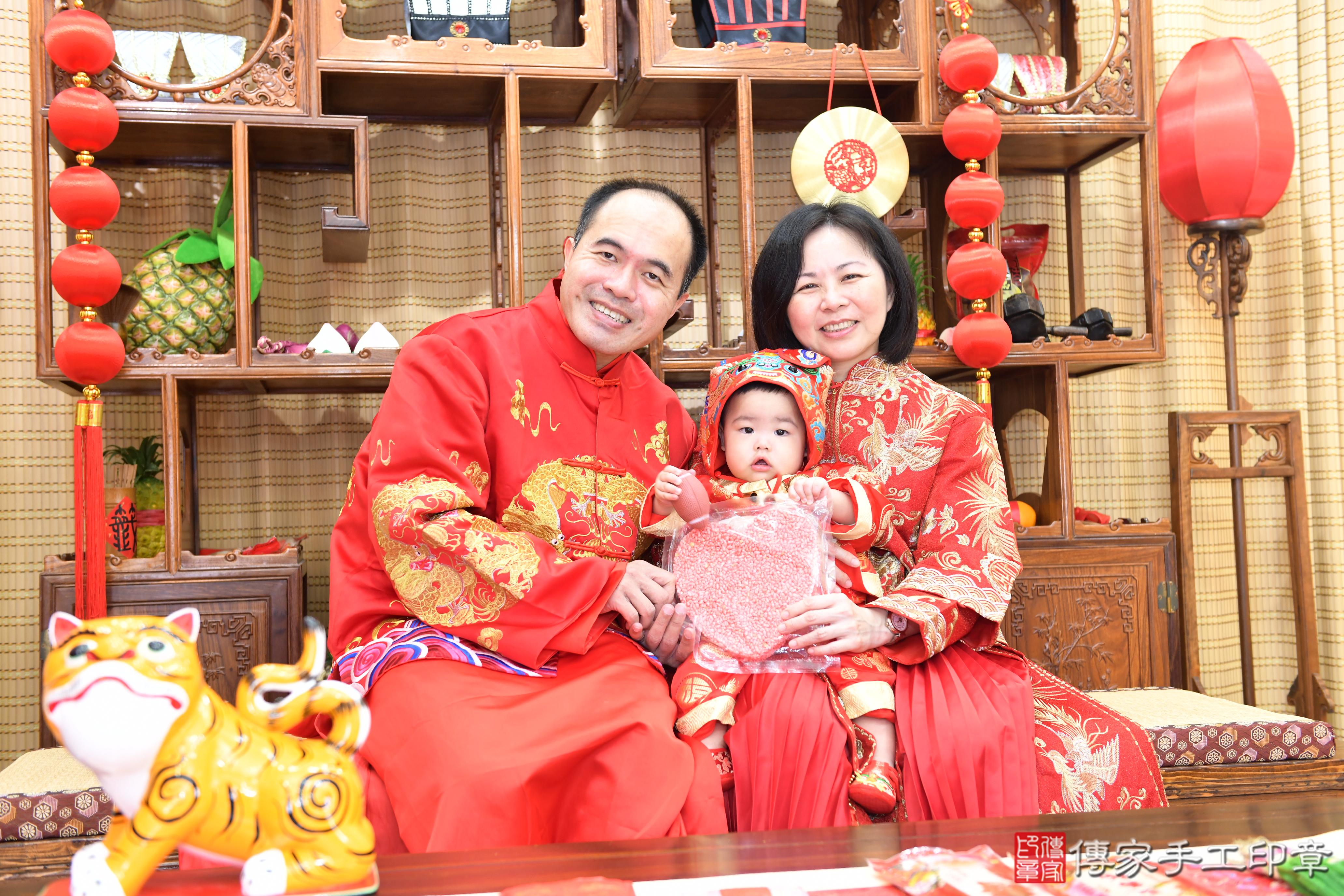 傳家手工印章台南店、抓周、度脺、美式風會場、傳家嬰兒古禮、吉祥話、抓周道具物品24種、拍照。抓周證書。寶寶抓周、滿周歲、生日快樂、祝福