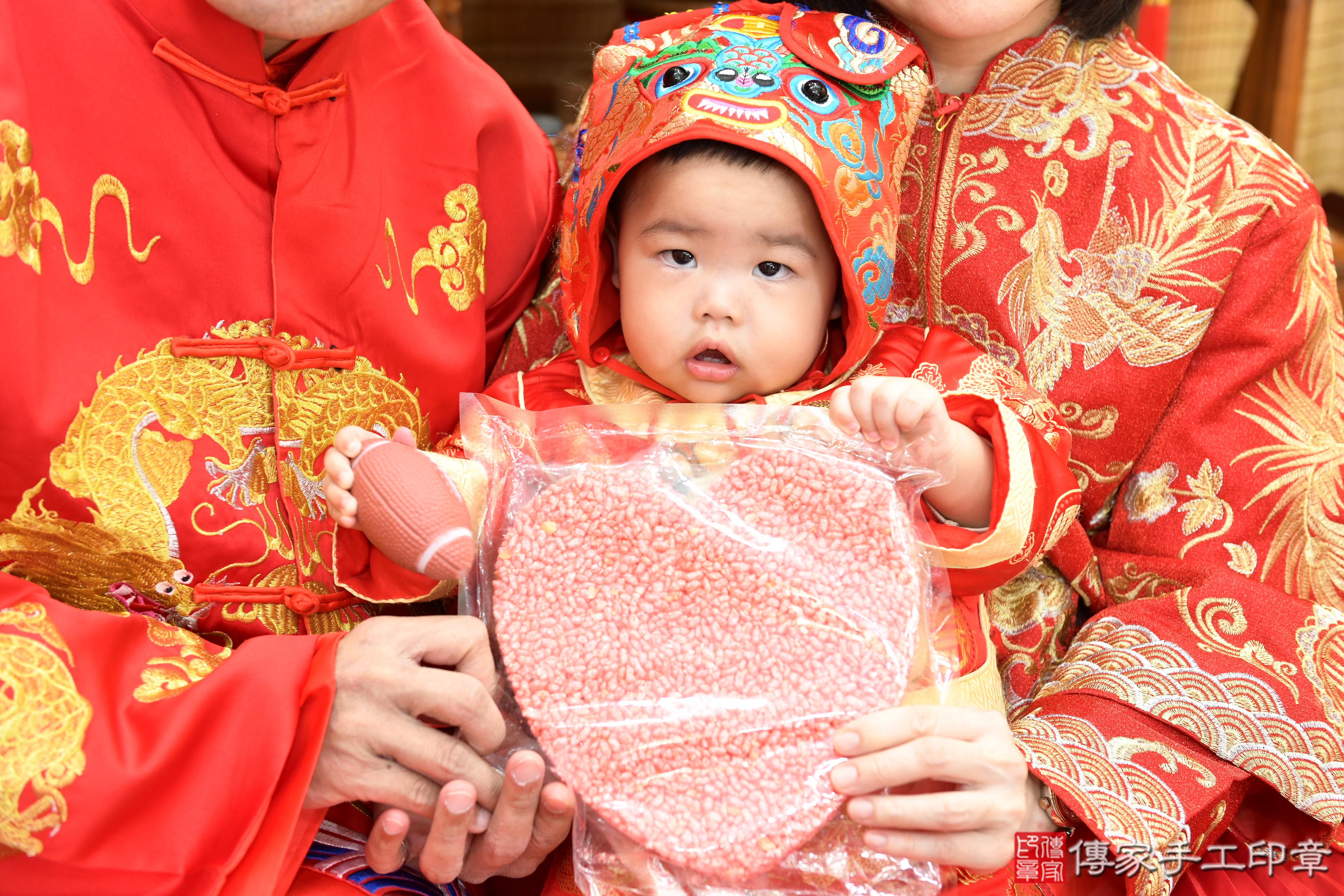 傳家手工印章台南店、抓周、度脺、美式風會場、傳家嬰兒古禮、吉祥話、抓周道具物品24種、拍照。抓周證書。寶寶抓周、滿周歲、生日快樂、祝福