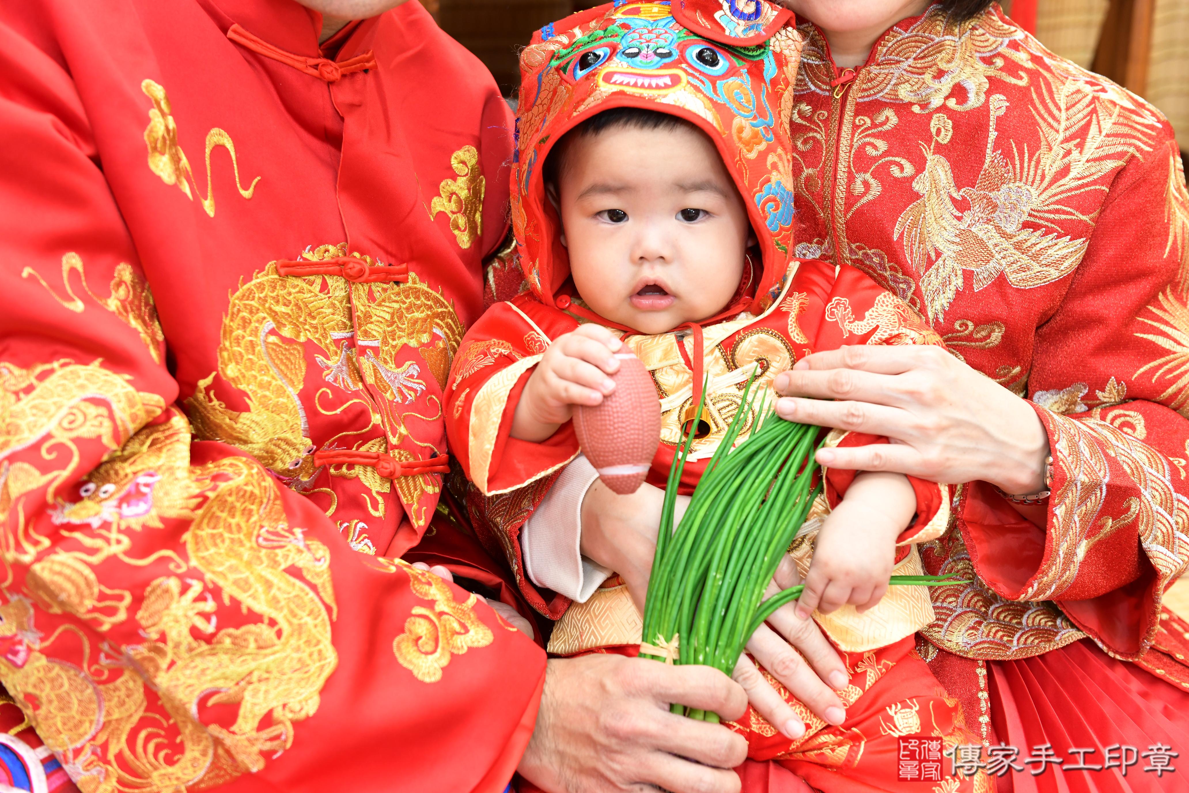 傳家手工印章台南店、抓周、度脺、美式風會場、傳家嬰兒古禮、吉祥話、抓周道具物品24種、拍照。抓周證書。寶寶抓周、滿周歲、生日快樂、祝福