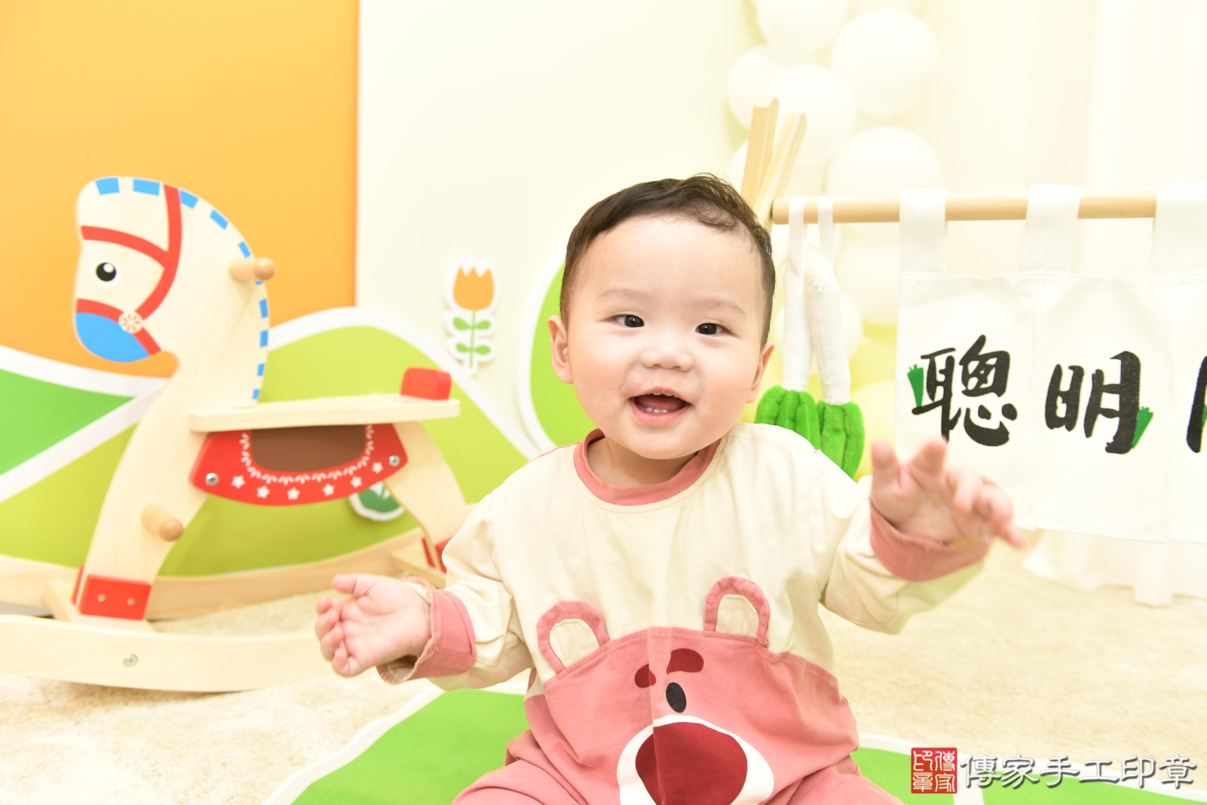 傳家手工印章台南店、抓周、度脺、美式風會場、傳家嬰兒古禮、吉祥話、抓周道具物品24種、拍照。抓周證書。寶寶抓周、滿周歲、生日快樂、祝福