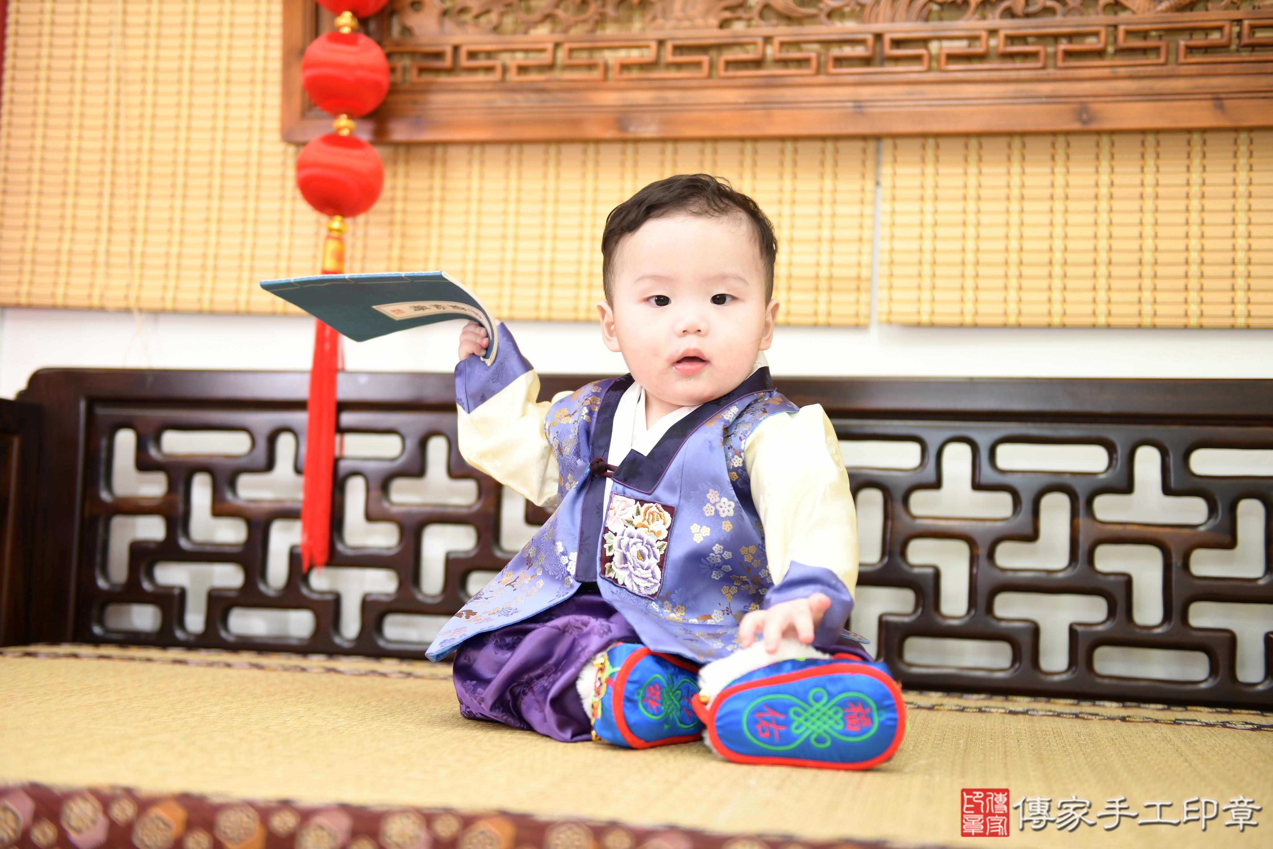 傳家手工印章台南店、抓周、度脺、美式風會場、傳家嬰兒古禮、吉祥話、抓周道具物品24種、拍照。抓周證書。寶寶抓周、滿周歲、生日快樂、祝福