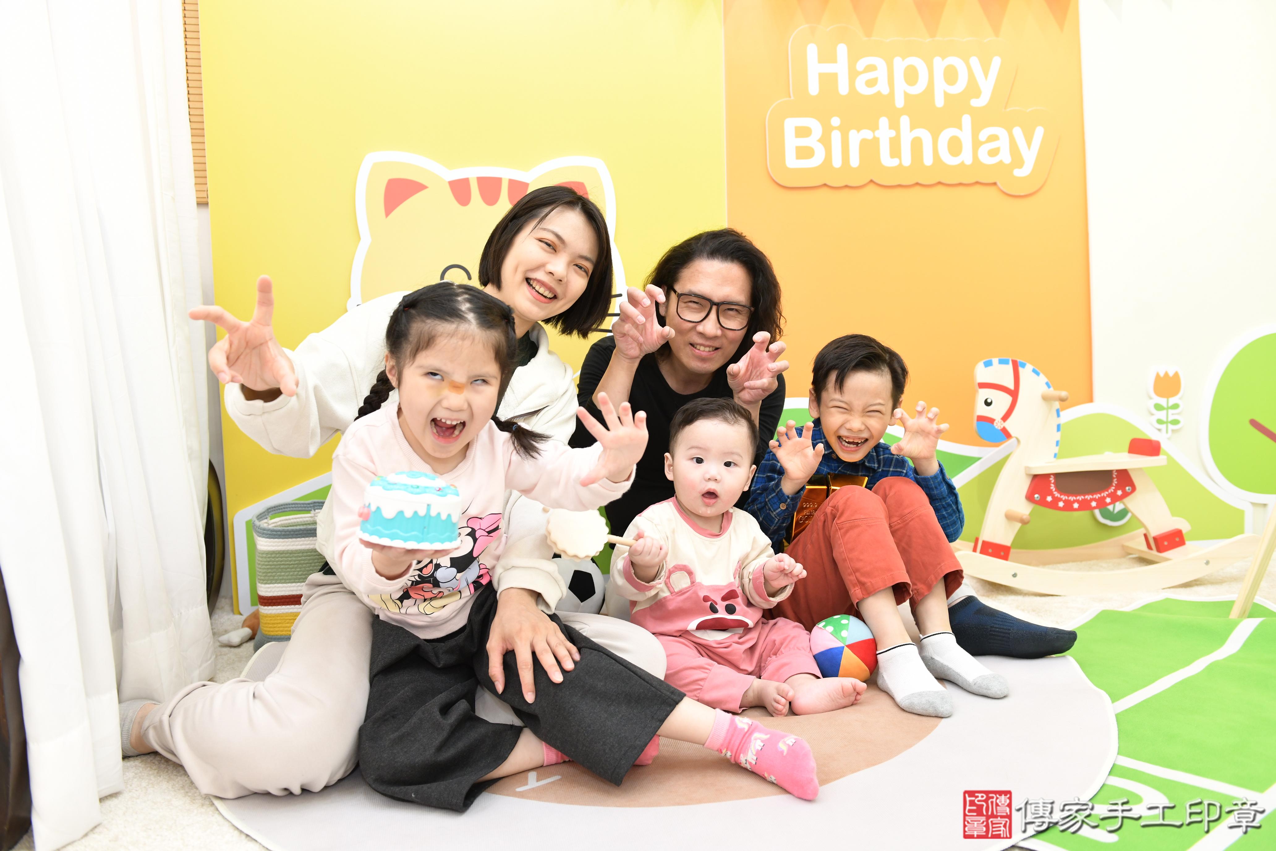 傳家手工印章台南店、抓周、度脺、美式風會場、傳家嬰兒古禮、吉祥話、抓周道具物品24種、拍照。抓周證書。寶寶抓周、滿周歲、生日快樂、祝福