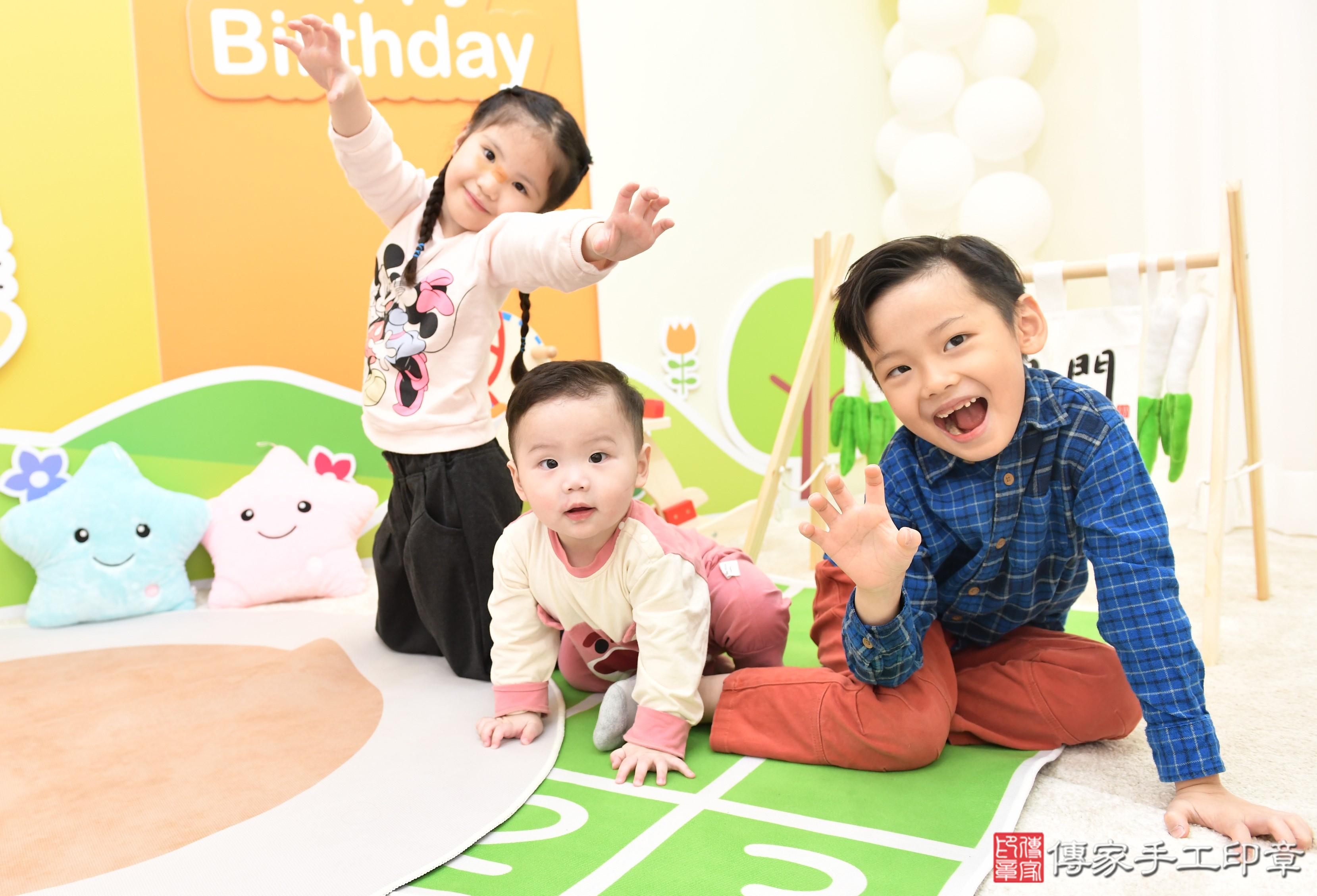 傳家手工印章台南店、抓周、度脺、美式風會場、傳家嬰兒古禮、吉祥話、抓周道具物品24種、拍照。抓周證書。寶寶抓周、滿周歲、生日快樂、祝福