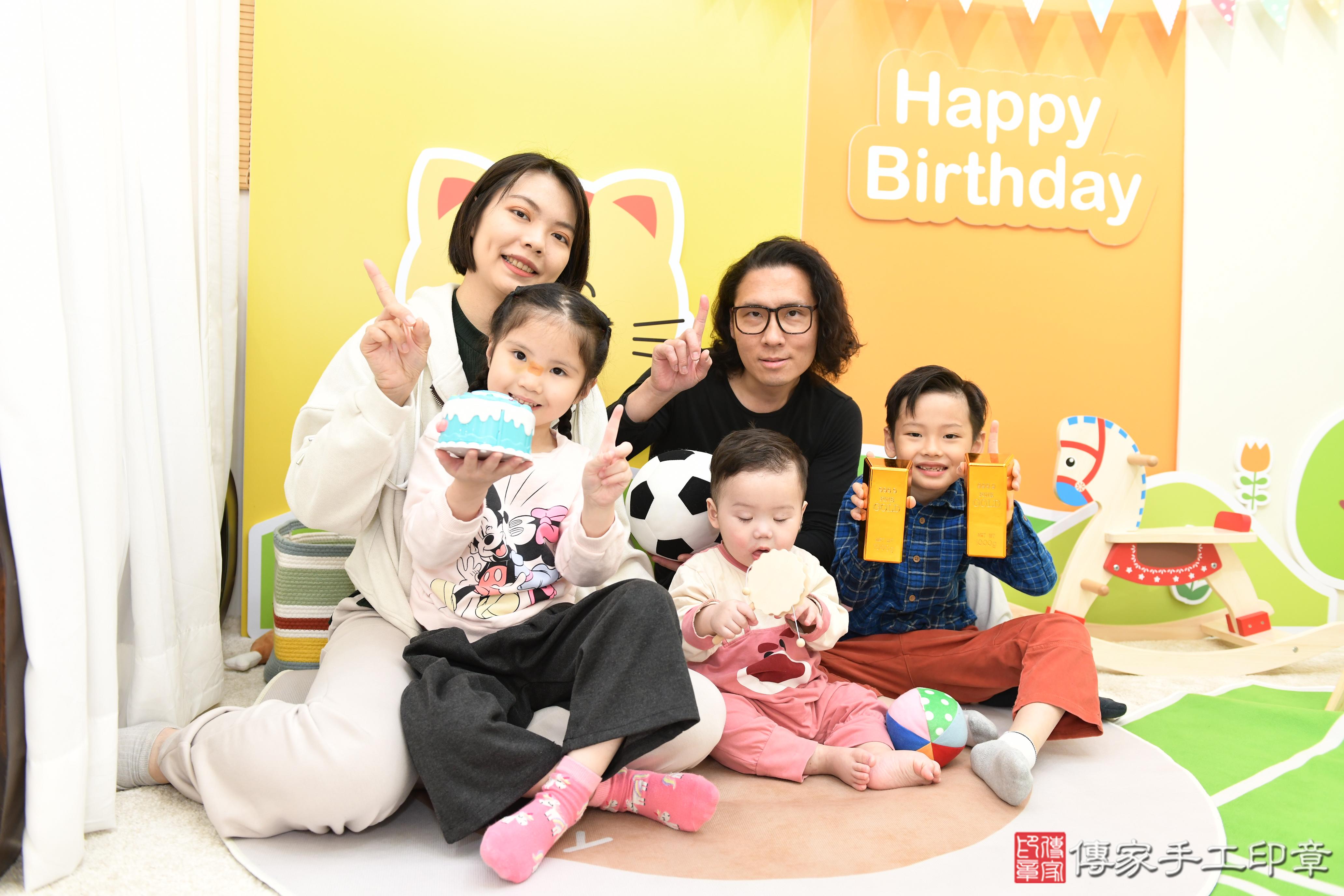 傳家手工印章台南店、抓周、度脺、美式風會場、傳家嬰兒古禮、吉祥話、抓周道具物品24種、拍照。抓周證書。寶寶抓周、滿周歲、生日快樂、祝福