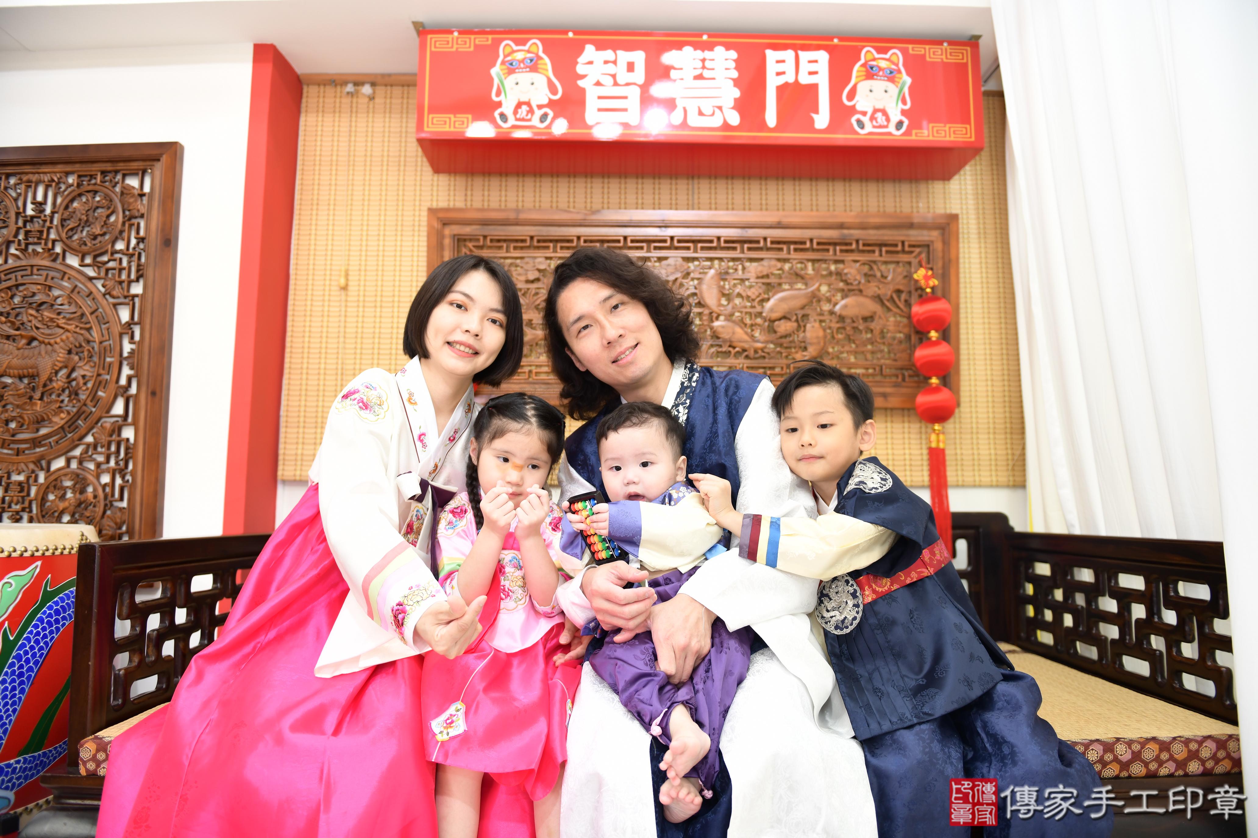 傳家手工印章台南店、抓周、度脺、美式風會場、傳家嬰兒古禮、吉祥話、抓周道具物品24種、拍照。抓周證書。寶寶抓周、滿周歲、生日快樂、祝福