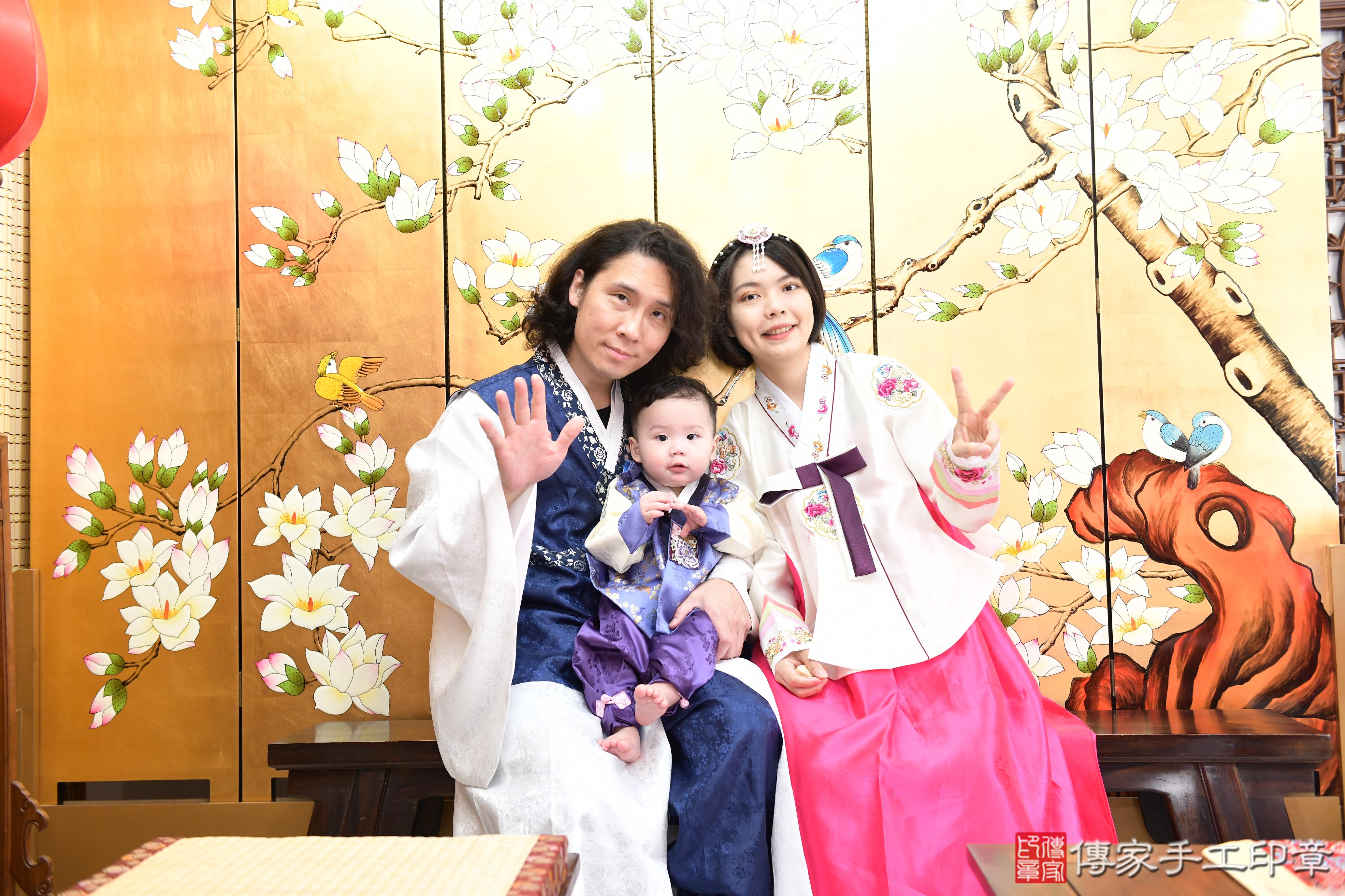 傳家手工印章台南店、抓周、度脺、美式風會場、傳家嬰兒古禮、吉祥話、抓周道具物品24種、拍照。抓周證書。寶寶抓周、滿周歲、生日快樂、祝福