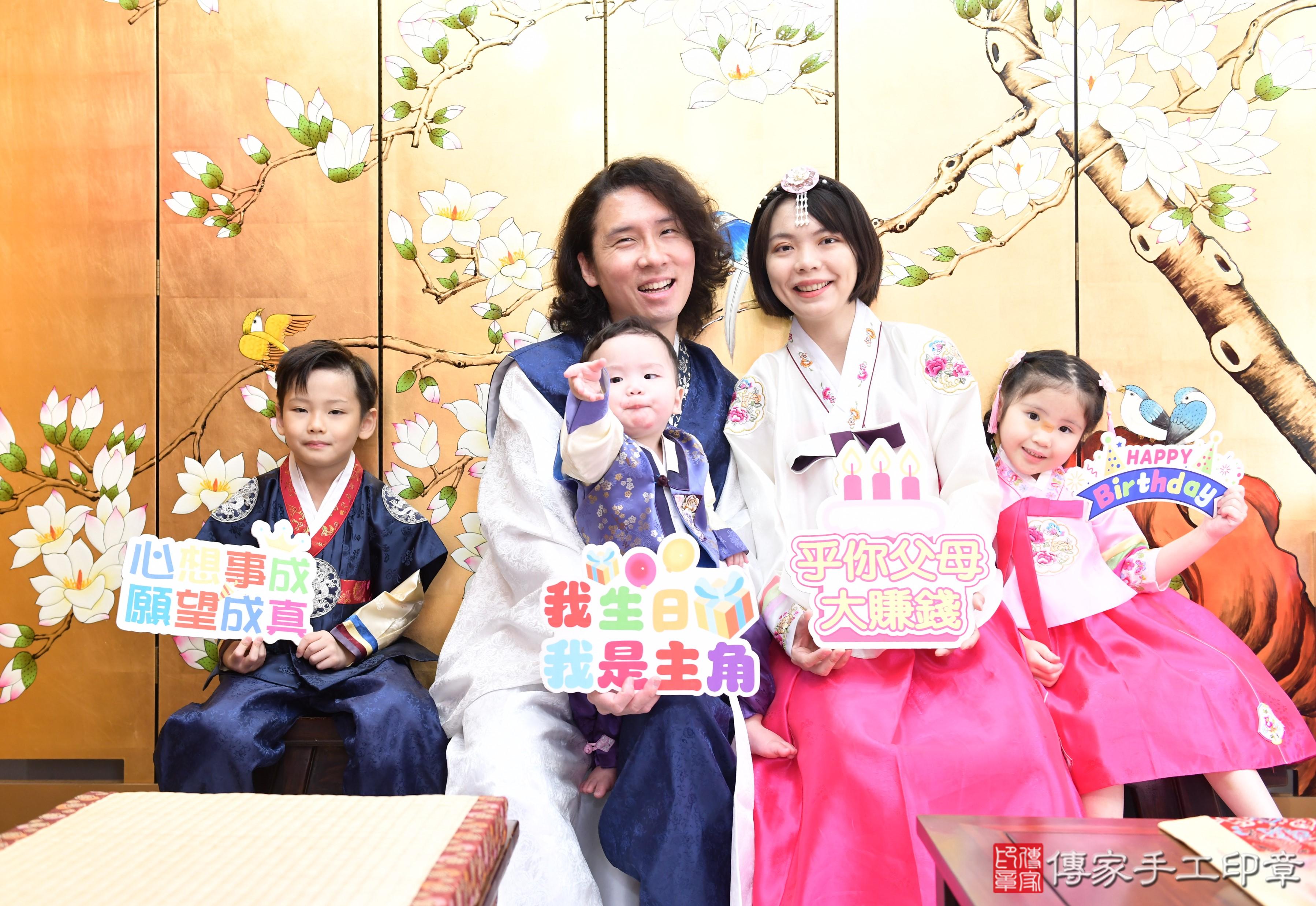 傳家手工印章台南店、抓周、度脺、美式風會場、傳家嬰兒古禮、吉祥話、抓周道具物品24種、拍照。抓周證書。寶寶抓周、滿周歲、生日快樂、祝福