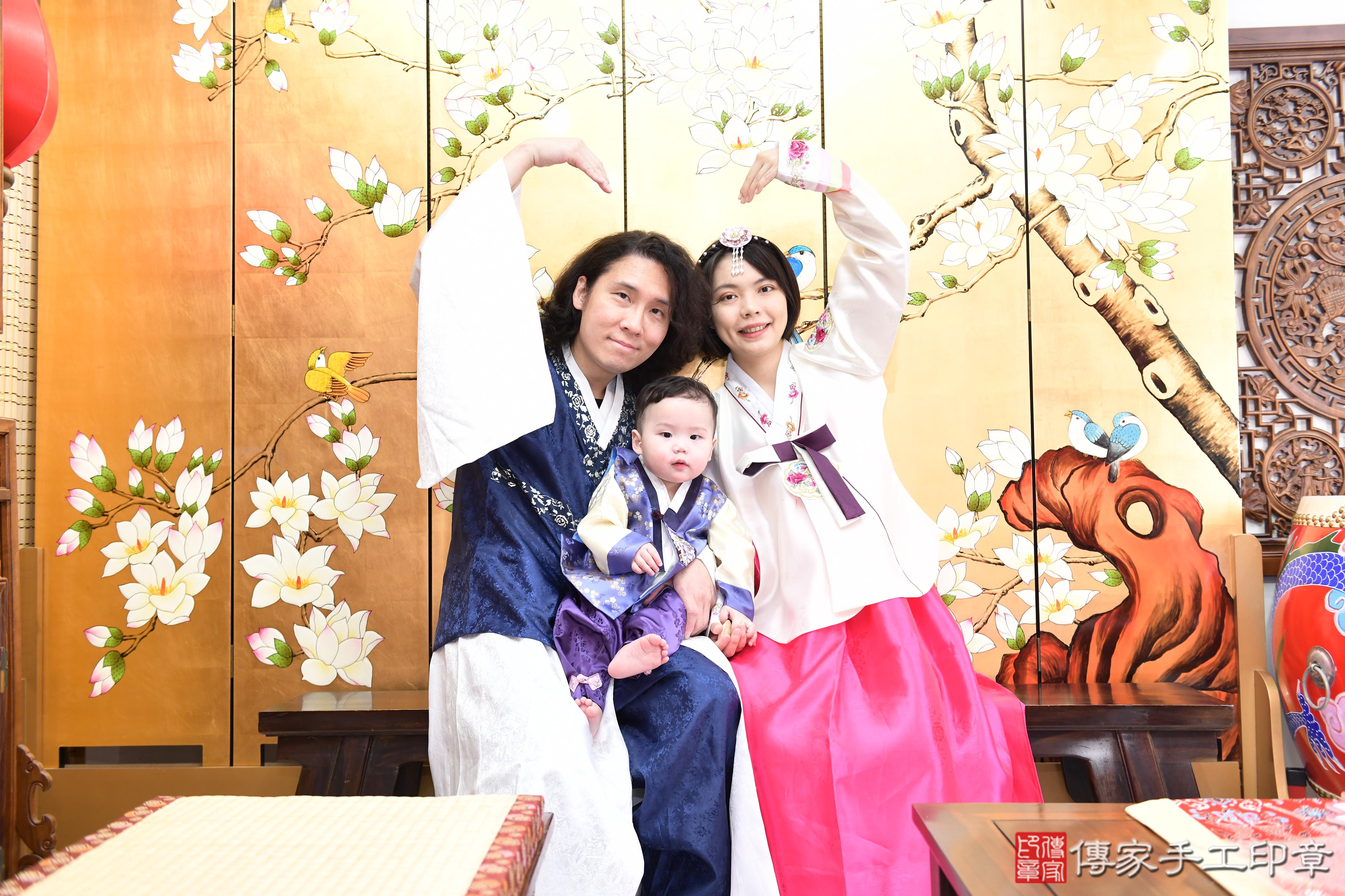 傳家手工印章台南店、抓周、度脺、美式風會場、傳家嬰兒古禮、吉祥話、抓周道具物品24種、拍照。抓周證書。寶寶抓周、滿周歲、生日快樂、祝福