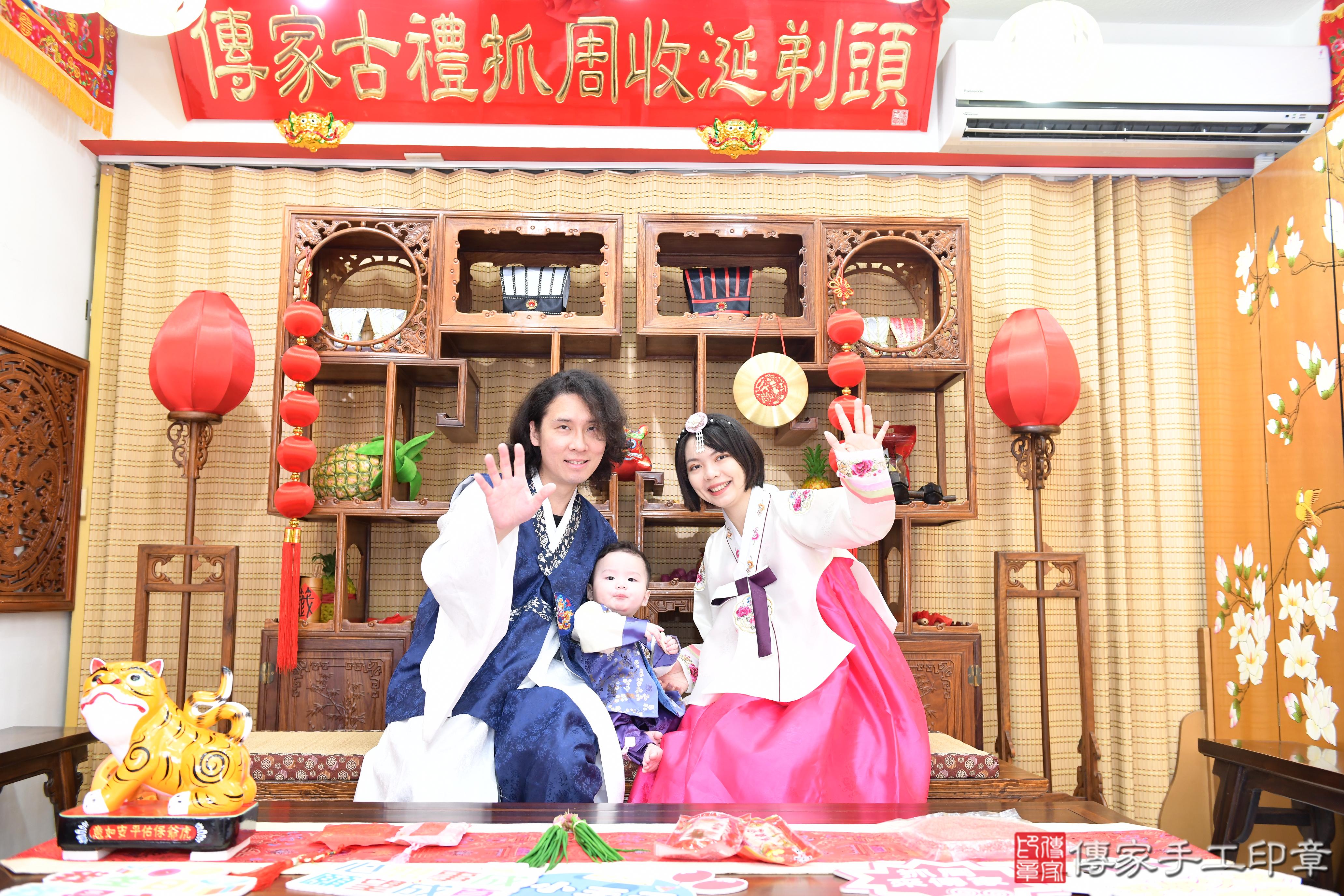 傳家手工印章台南店、抓周、度脺、美式風會場、傳家嬰兒古禮、吉祥話、抓周道具物品24種、拍照。抓周證書。寶寶抓周、滿周歲、生日快樂、祝福