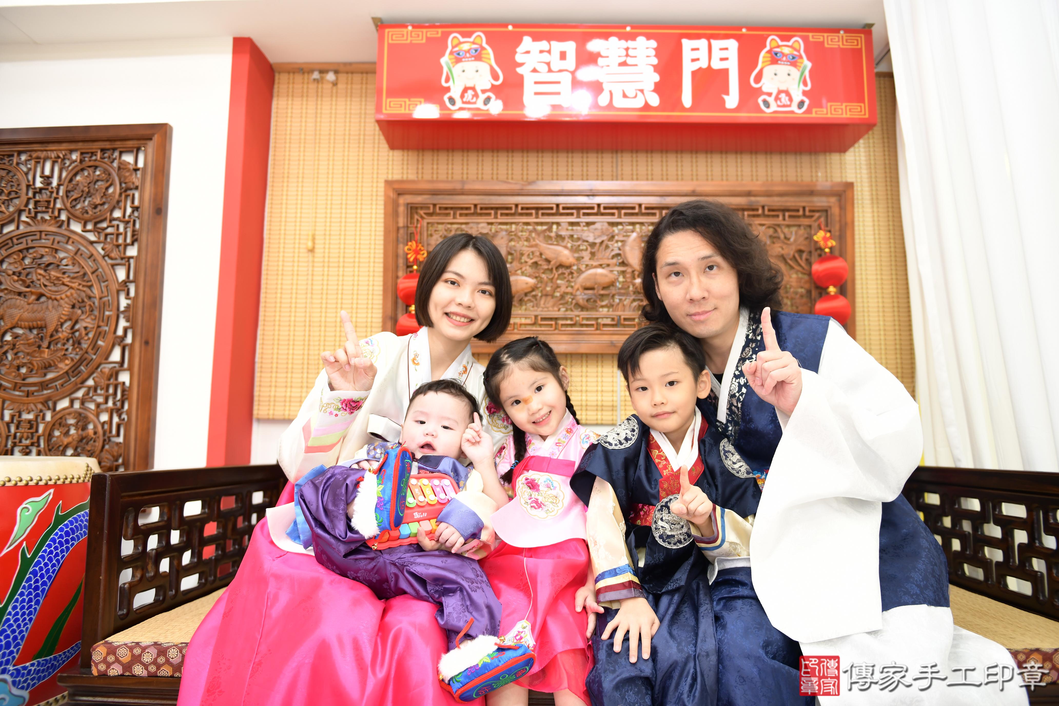 傳家手工印章台南店、抓周、度脺、美式風會場、傳家嬰兒古禮、吉祥話、抓周道具物品24種、拍照。抓周證書。寶寶抓周、滿周歲、生日快樂、祝福