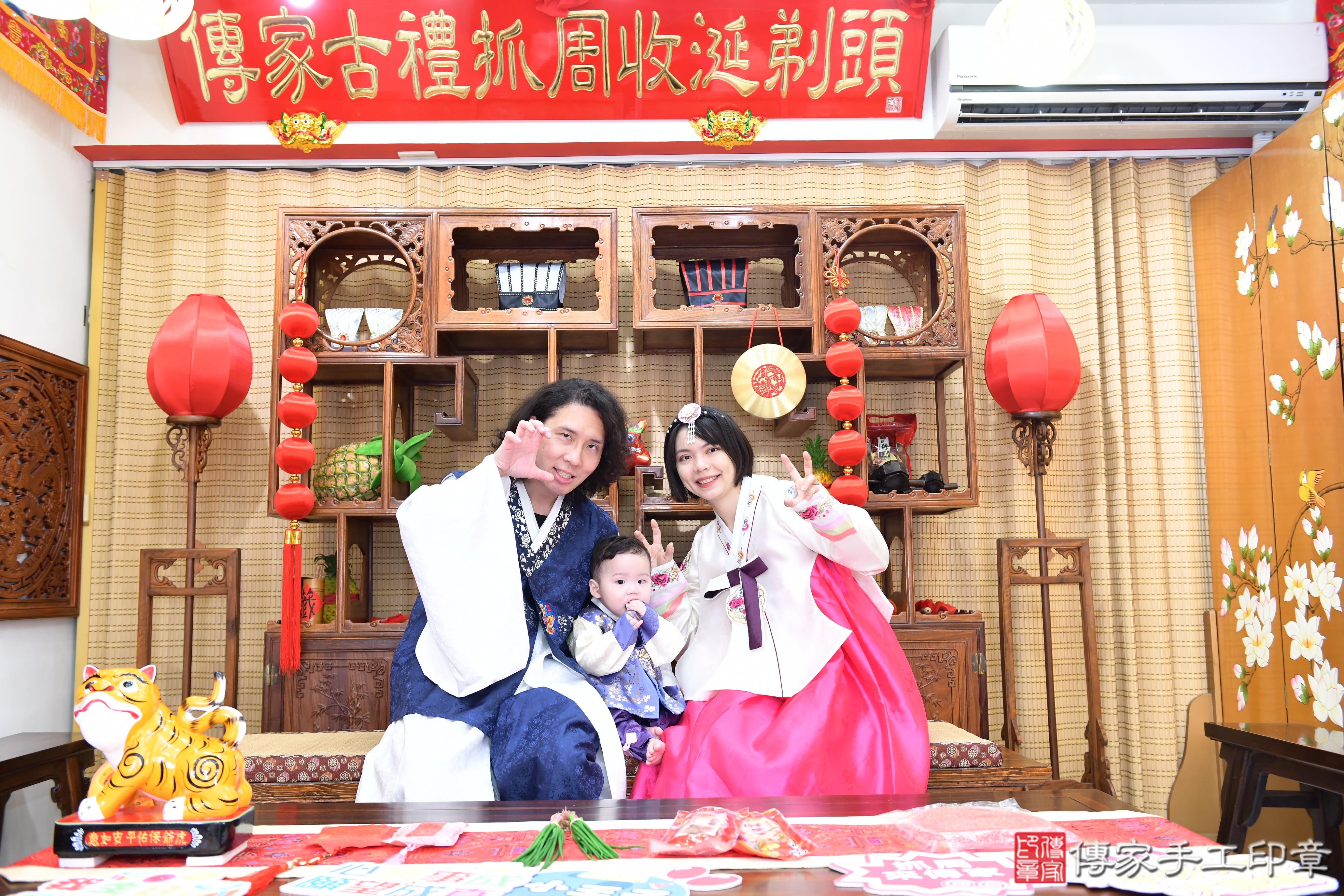 傳家手工印章台南店、抓周、度脺、美式風會場、傳家嬰兒古禮、吉祥話、抓周道具物品24種、拍照。抓周證書。寶寶抓周、滿周歲、生日快樂、祝福