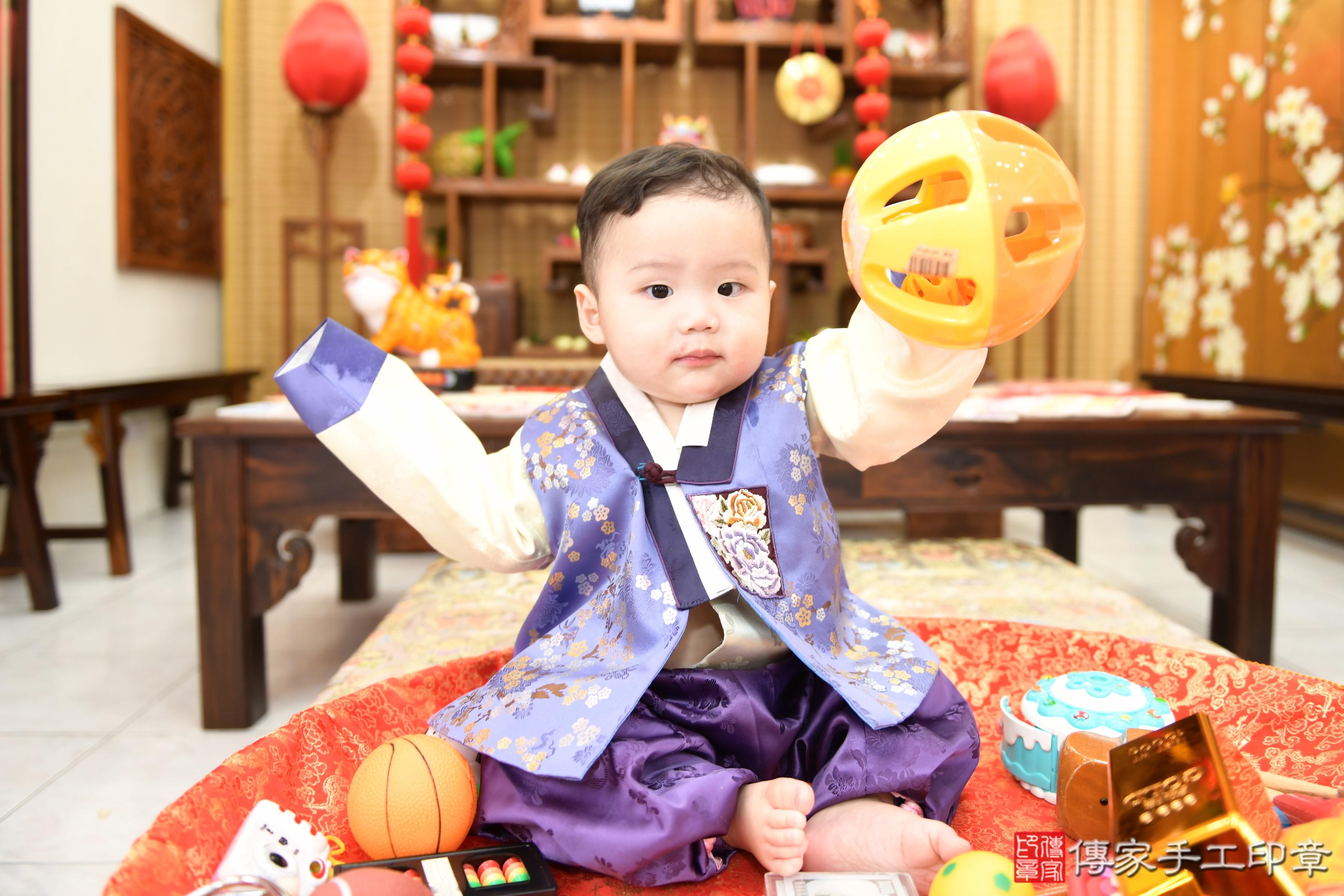 傳家手工印章台南店、抓周、度脺、美式風會場、傳家嬰兒古禮、吉祥話、抓周道具物品24種、拍照。抓周證書。寶寶抓周、滿周歲、生日快樂、祝福