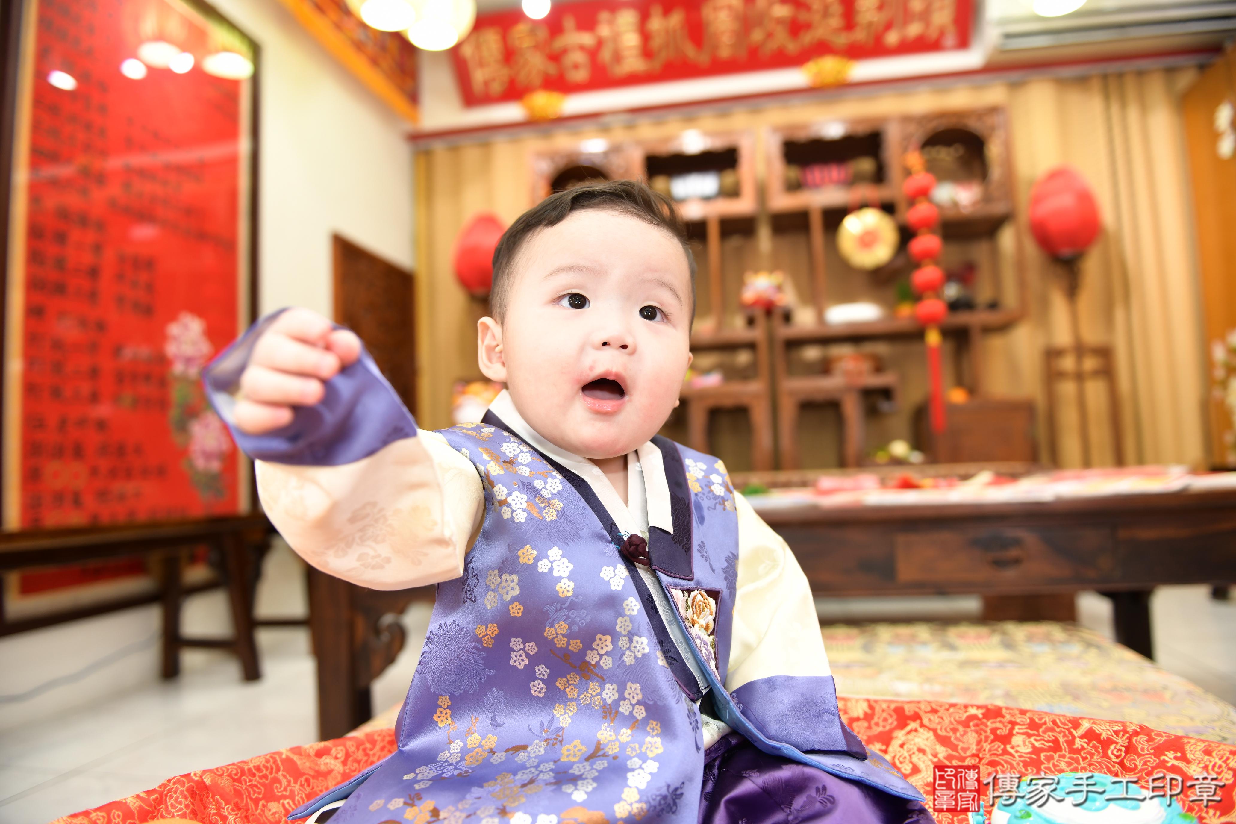 傳家手工印章台南店、抓周、度脺、美式風會場、傳家嬰兒古禮、吉祥話、抓周道具物品24種、拍照。抓周證書。寶寶抓周、滿周歲、生日快樂、祝福