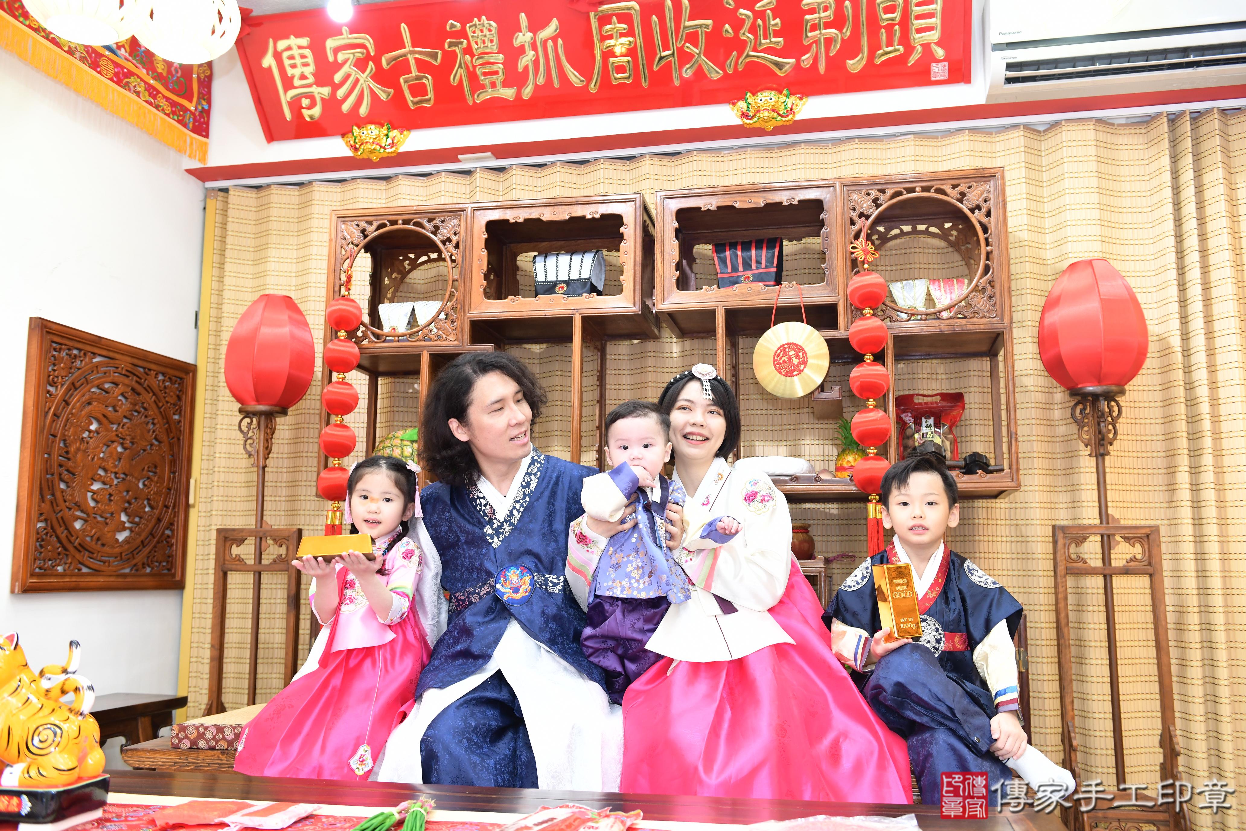 傳家手工印章台南店、抓周、度脺、美式風會場、傳家嬰兒古禮、吉祥話、抓周道具物品24種、拍照。抓周證書。寶寶抓周、滿周歲、生日快樂、祝福