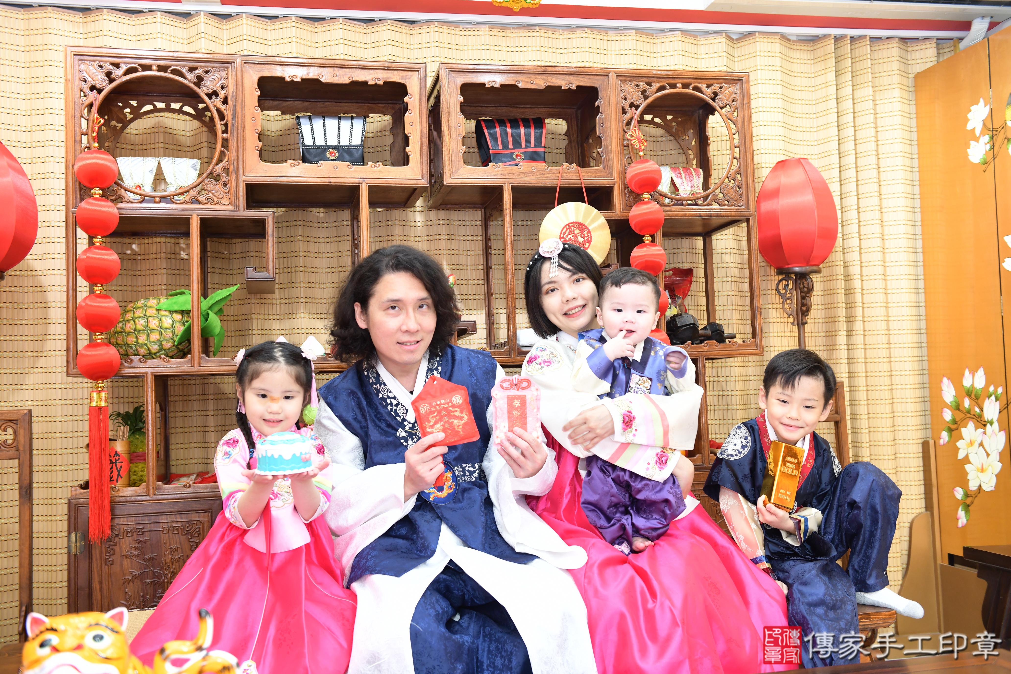 傳家手工印章台南店、抓周、度脺、美式風會場、傳家嬰兒古禮、吉祥話、抓周道具物品24種、拍照。抓周證書。寶寶抓周、滿周歲、生日快樂、祝福