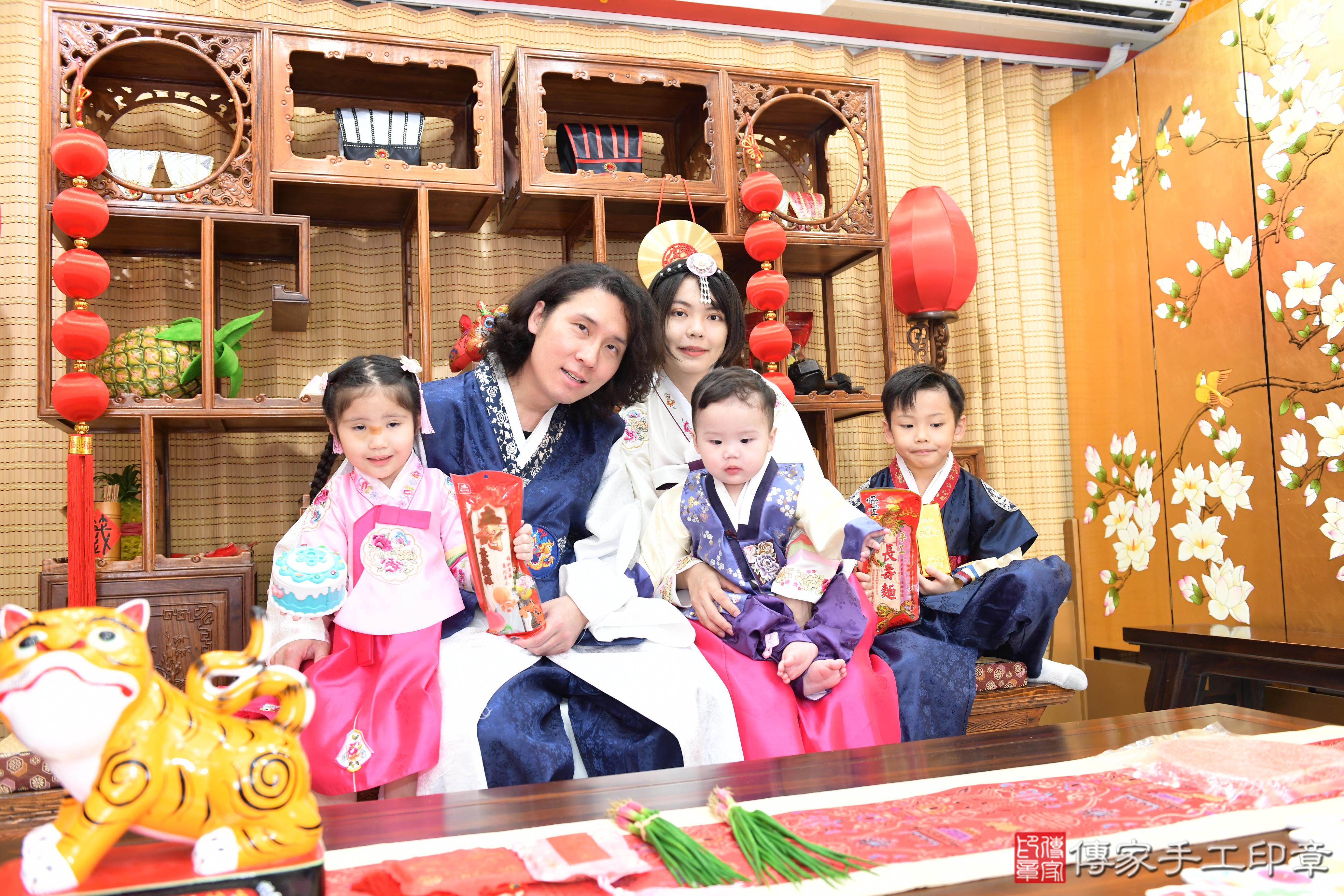 傳家手工印章台南店、抓周、度脺、美式風會場、傳家嬰兒古禮、吉祥話、抓周道具物品24種、拍照。抓周證書。寶寶抓周、滿周歲、生日快樂、祝福