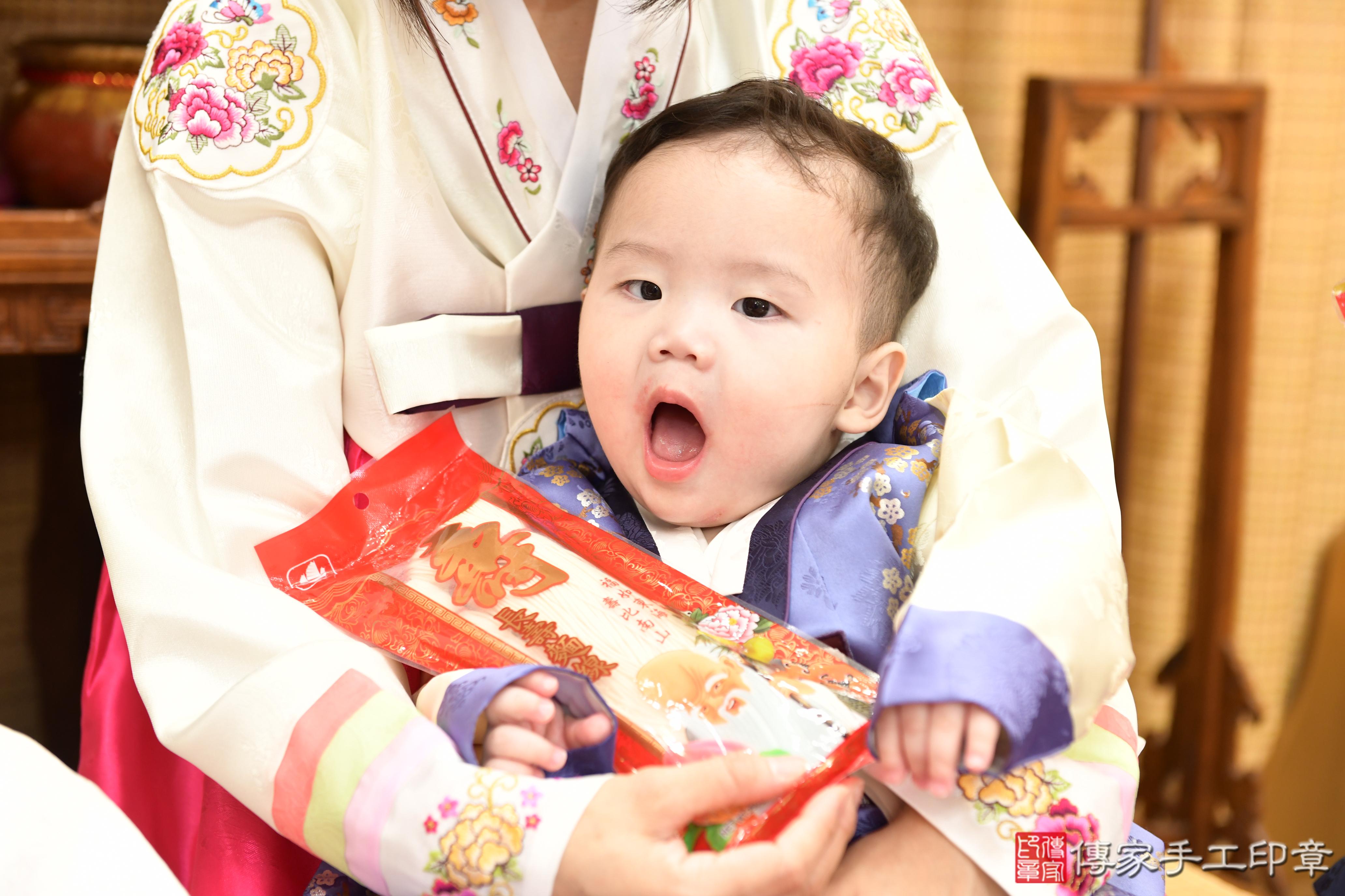 傳家手工印章台南店、抓周、度脺、美式風會場、傳家嬰兒古禮、吉祥話、抓周道具物品24種、拍照。抓周證書。寶寶抓周、滿周歲、生日快樂、祝福