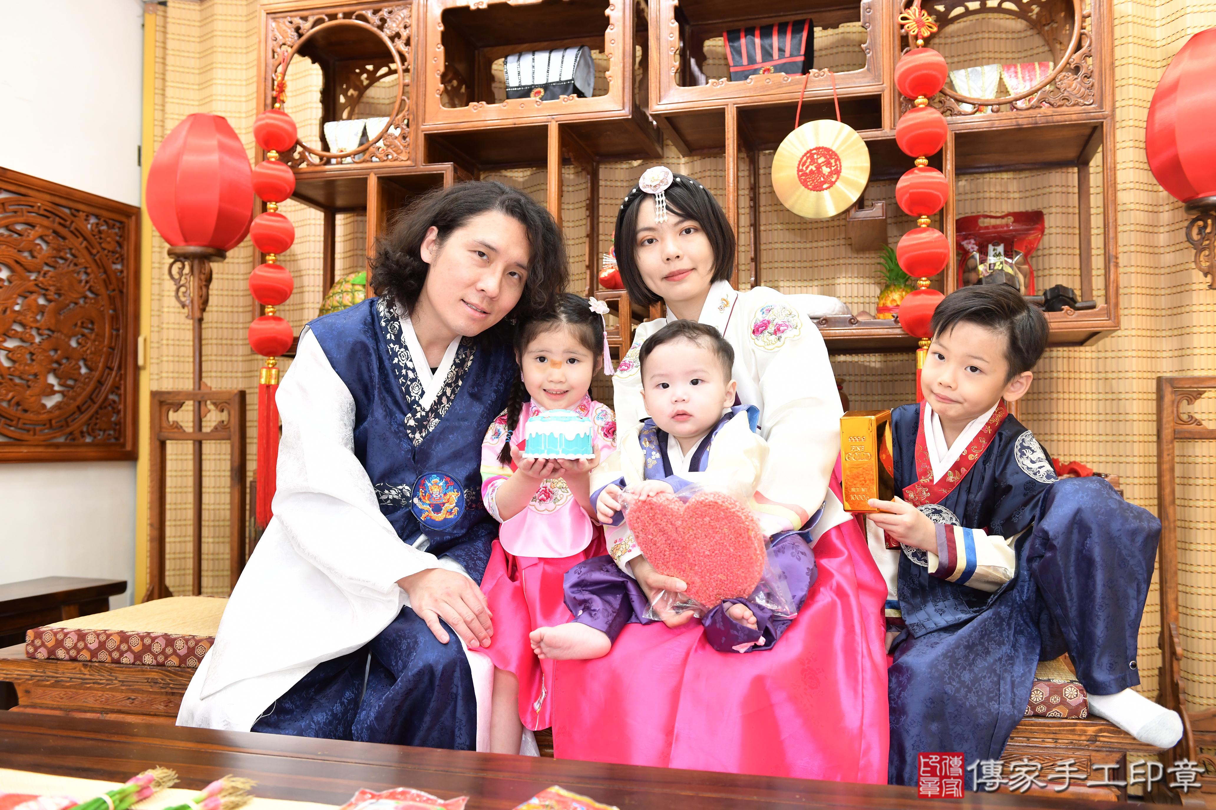 傳家手工印章台南店、抓周、度脺、美式風會場、傳家嬰兒古禮、吉祥話、抓周道具物品24種、拍照。抓周證書。寶寶抓周、滿周歲、生日快樂、祝福