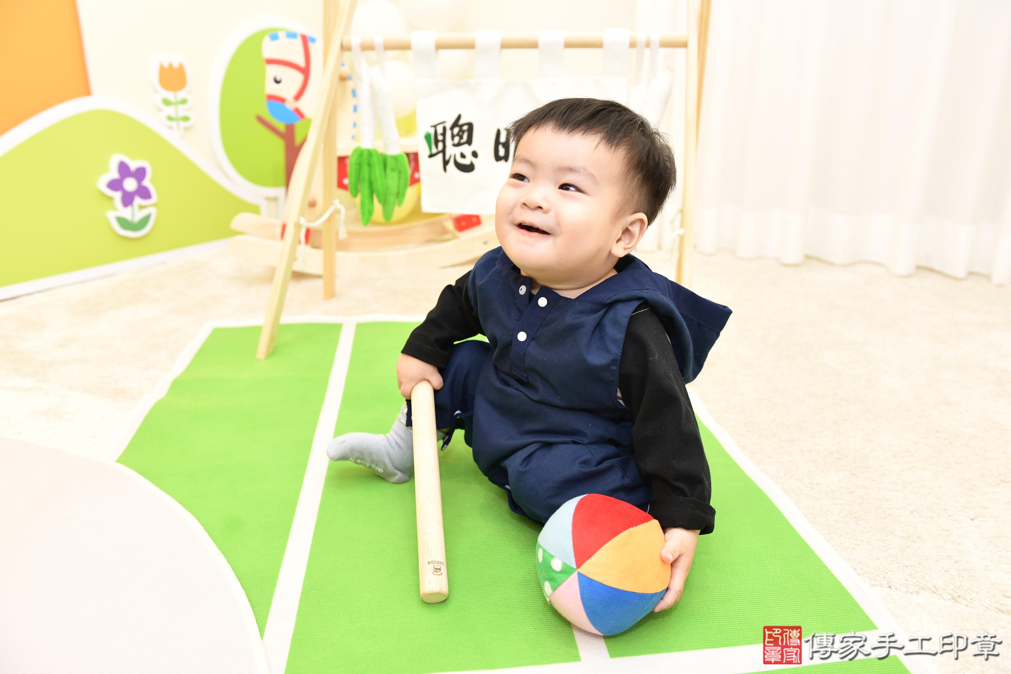 傳家手工印章台南店、抓周、度脺、美式風會場、傳家嬰兒古禮、吉祥話、抓周道具物品24種、拍照。抓周證書。寶寶抓周、滿周歲、生日快樂、祝福