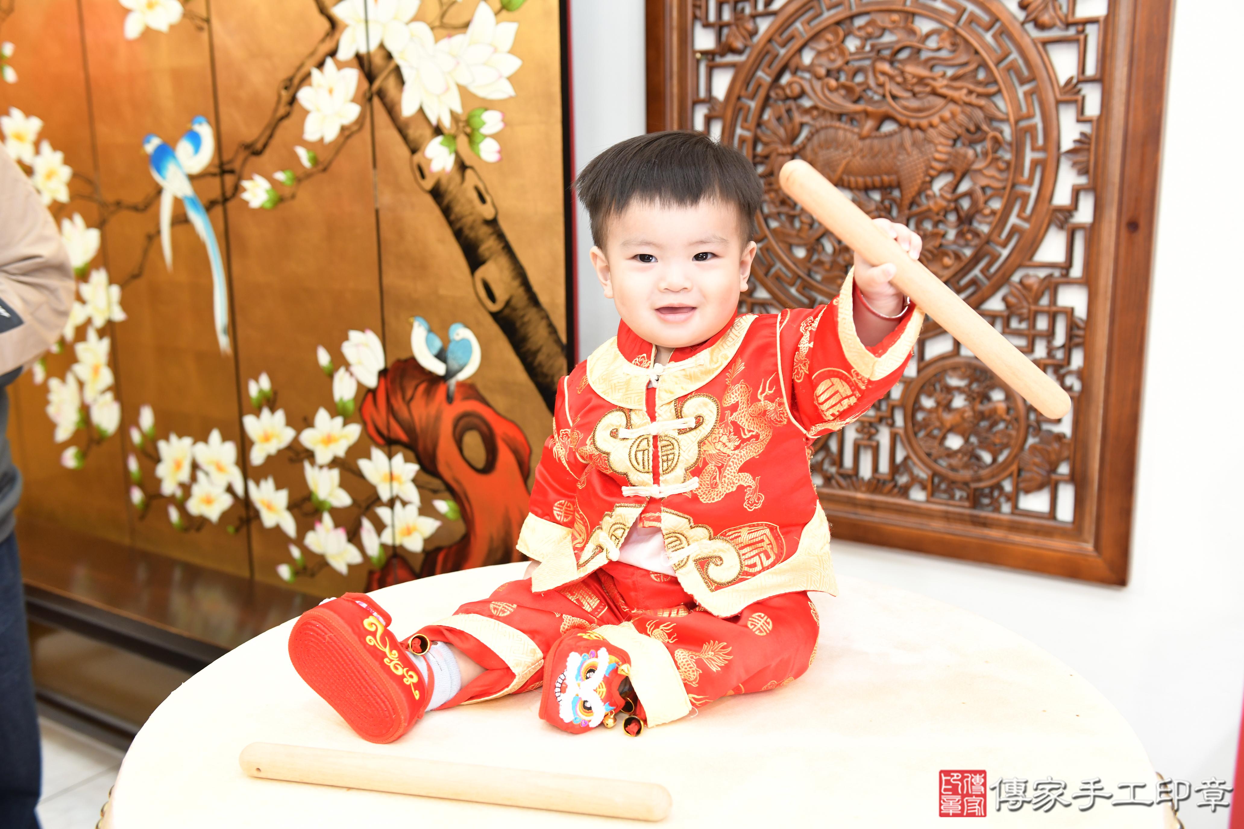 傳家手工印章台南店、抓周、度脺、美式風會場、傳家嬰兒古禮、吉祥話、抓周道具物品24種、拍照。抓周證書。寶寶抓周、滿周歲、生日快樂、祝福