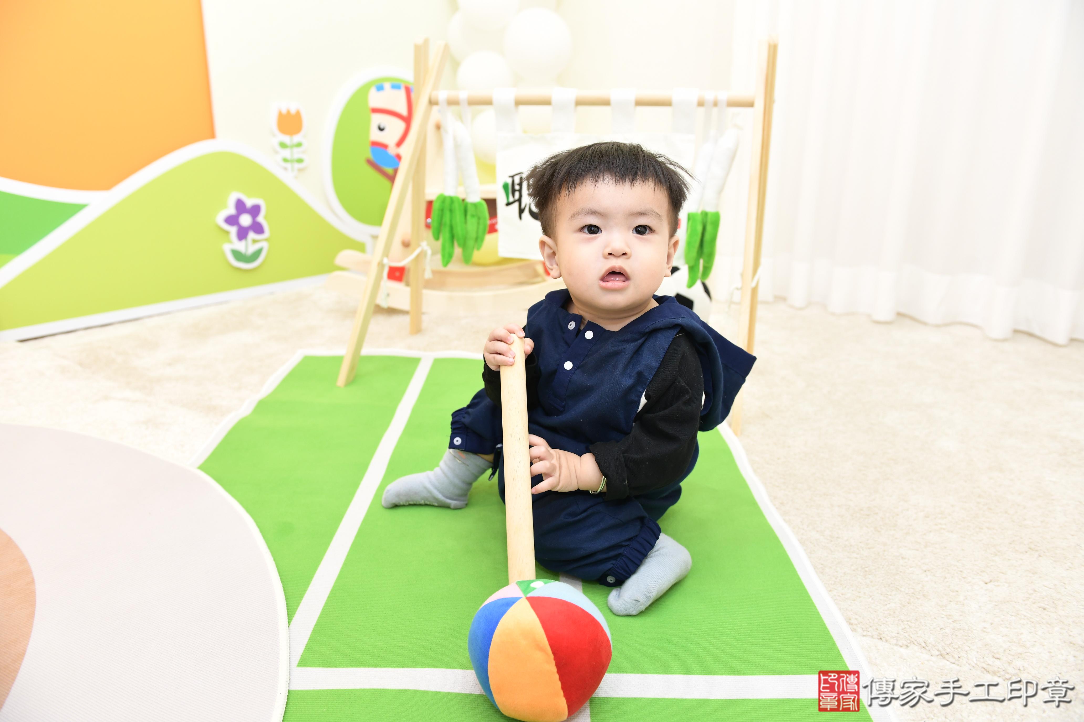 傳家手工印章台南店、抓周、度脺、美式風會場、傳家嬰兒古禮、吉祥話、抓周道具物品24種、拍照。抓周證書。寶寶抓周、滿周歲、生日快樂、祝福