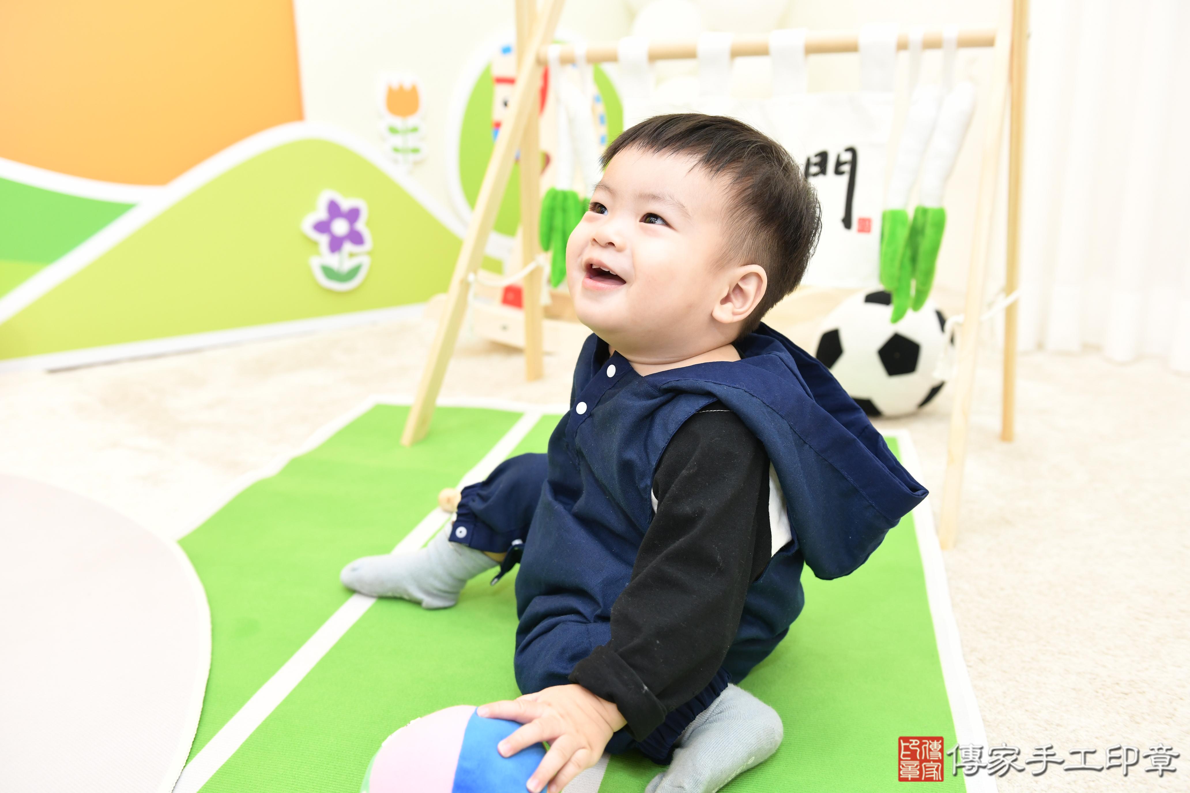 傳家手工印章台南店、抓周、度脺、美式風會場、傳家嬰兒古禮、吉祥話、抓周道具物品24種、拍照。抓周證書。寶寶抓周、滿周歲、生日快樂、祝福