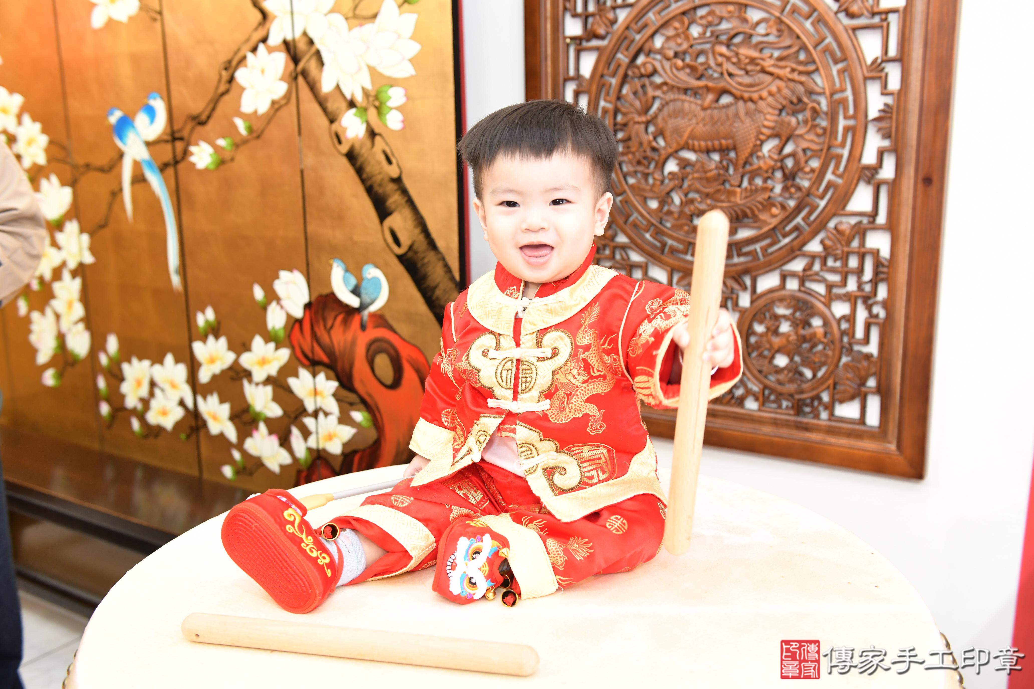 傳家手工印章台南店、抓周、度脺、美式風會場、傳家嬰兒古禮、吉祥話、抓周道具物品24種、拍照。抓周證書。寶寶抓周、滿周歲、生日快樂、祝福