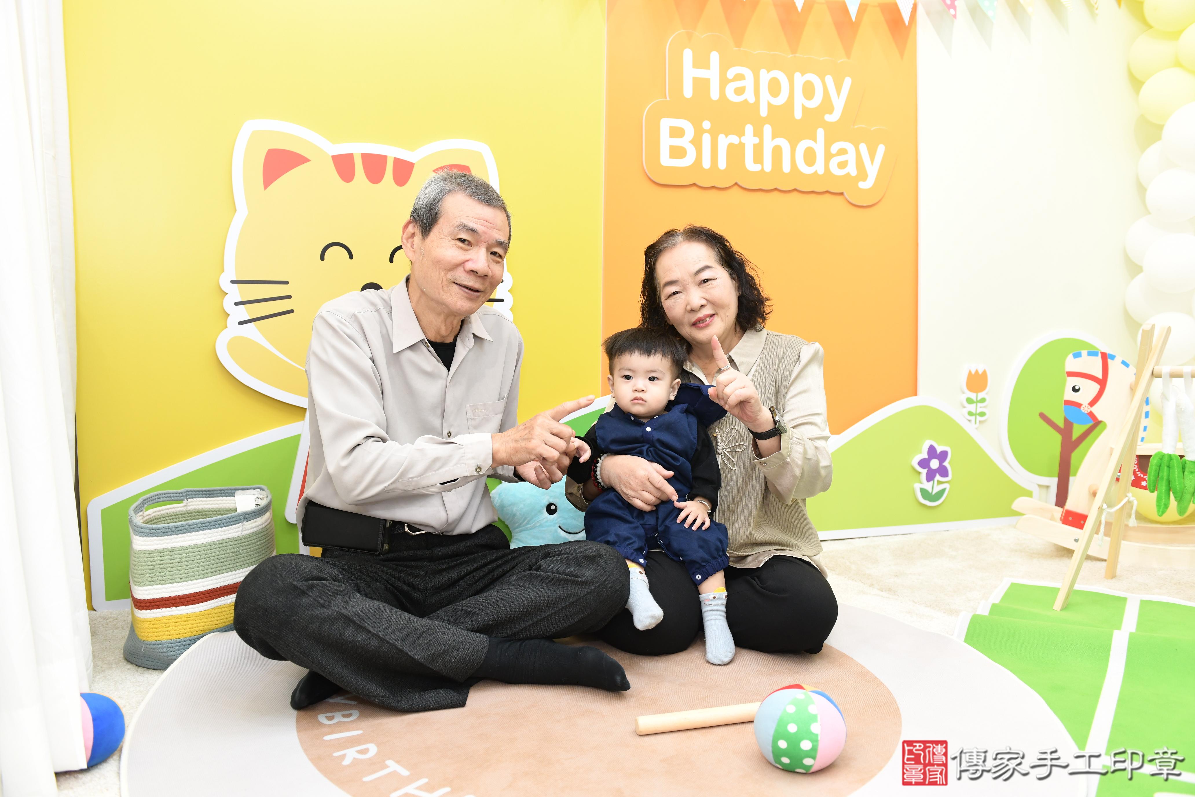 傳家手工印章台南店、抓周、度脺、美式風會場、傳家嬰兒古禮、吉祥話、抓周道具物品24種、拍照。抓周證書。寶寶抓周、滿周歲、生日快樂、祝福