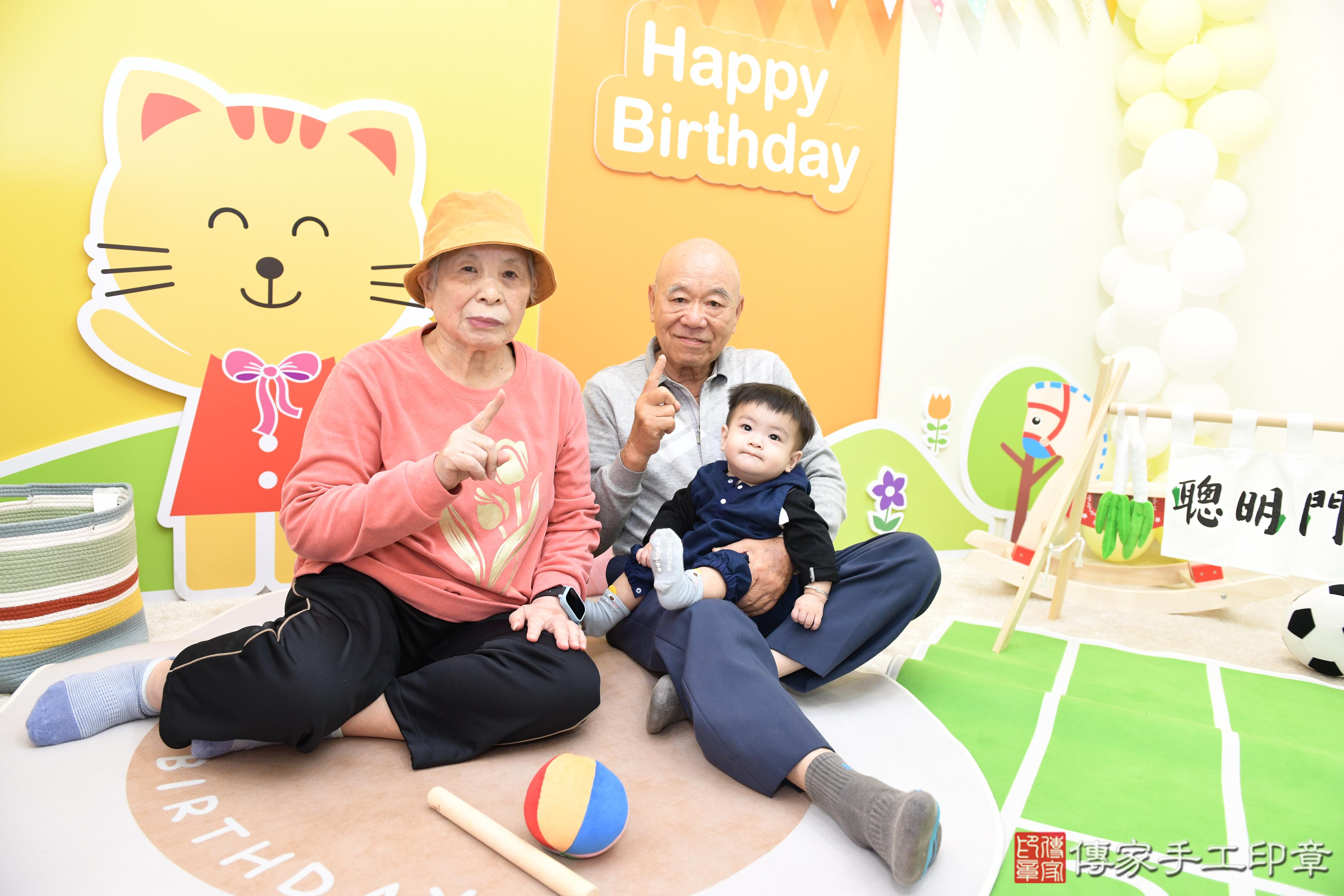 傳家手工印章台南店、抓周、度脺、美式風會場、傳家嬰兒古禮、吉祥話、抓周道具物品24種、拍照。抓周證書。寶寶抓周、滿周歲、生日快樂、祝福