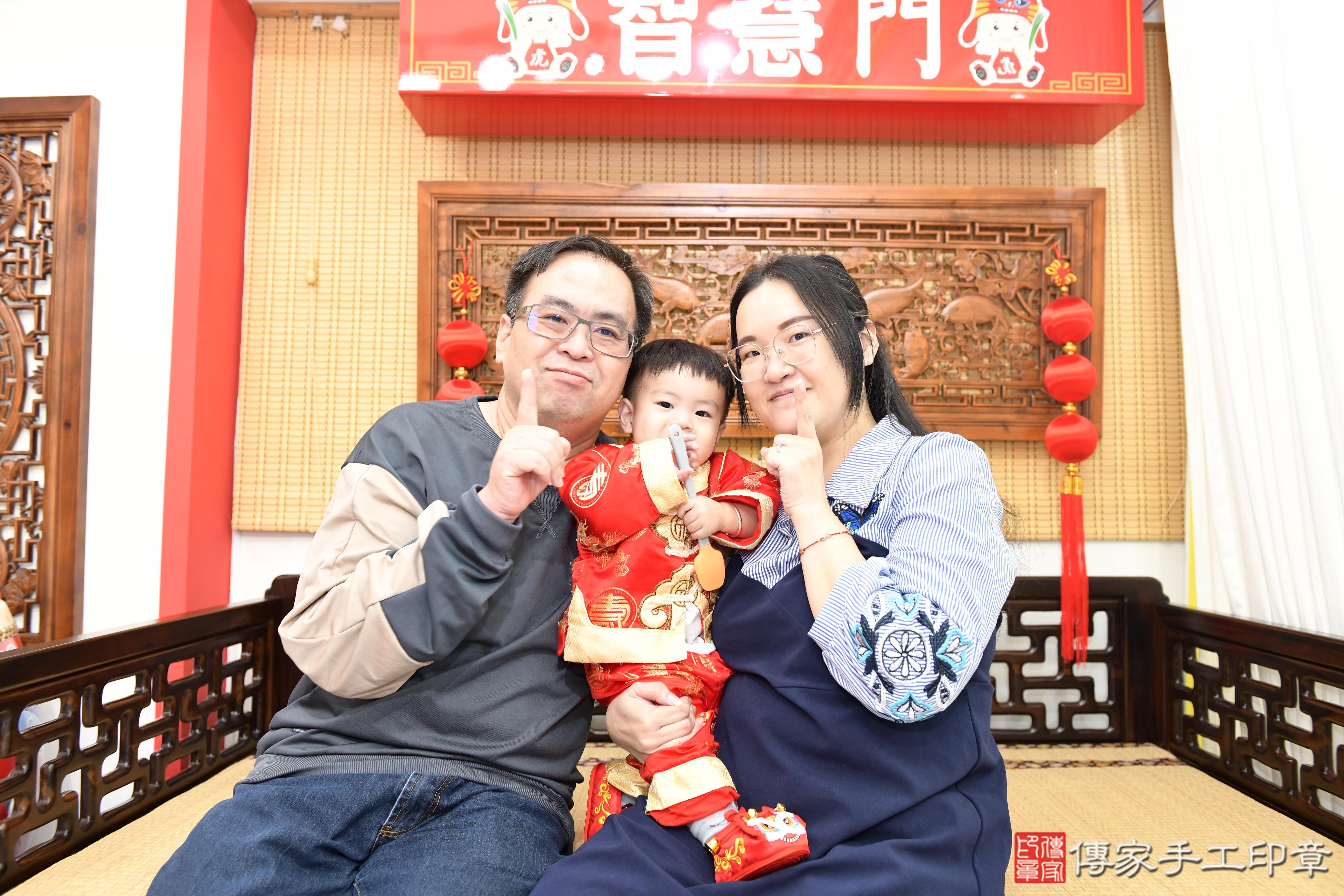 傳家手工印章台南店、抓周、度脺、美式風會場、傳家嬰兒古禮、吉祥話、抓周道具物品24種、拍照。抓周證書。寶寶抓周、滿周歲、生日快樂、祝福