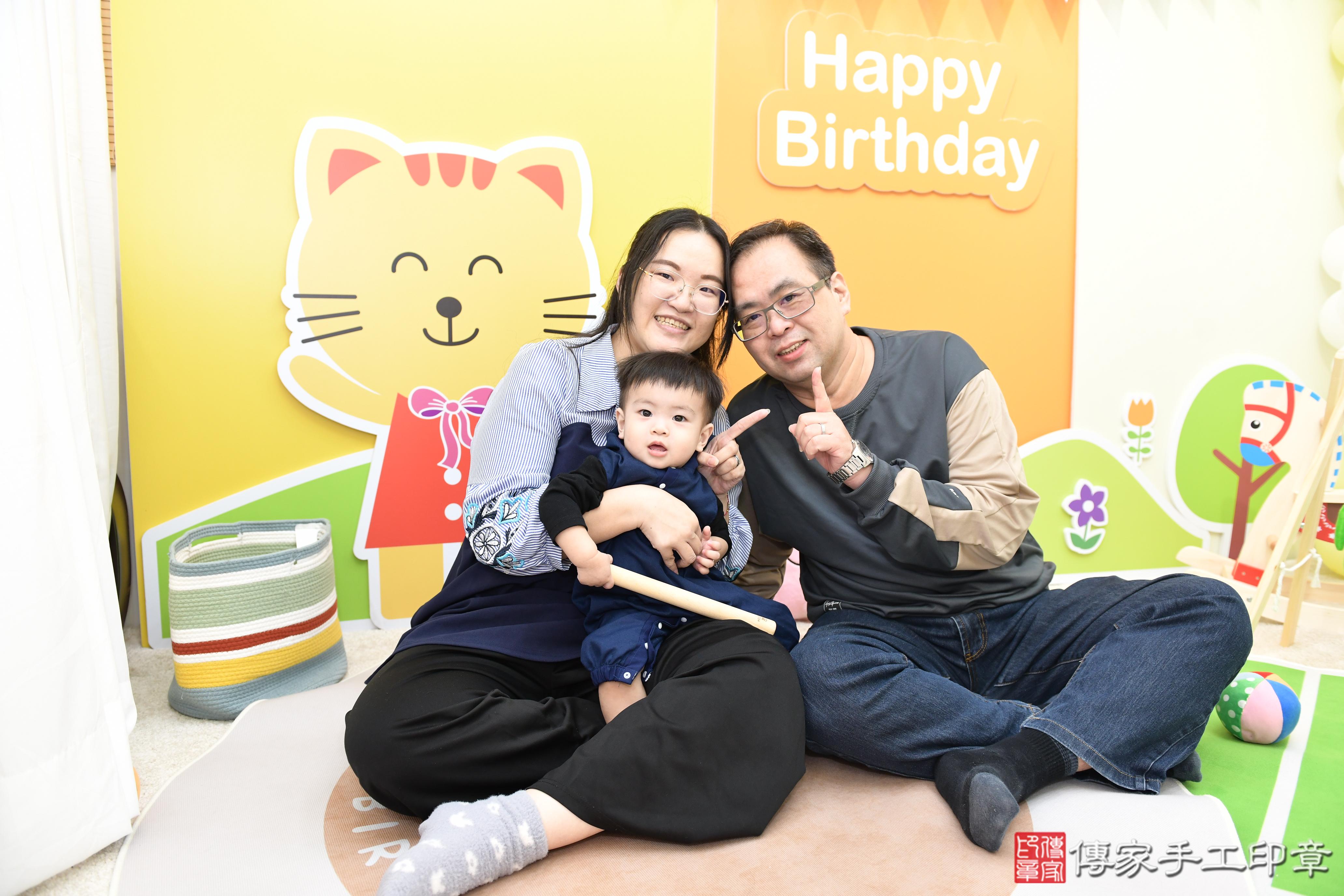 傳家手工印章台南店、抓周、度脺、美式風會場、傳家嬰兒古禮、吉祥話、抓周道具物品24種、拍照。抓周證書。寶寶抓周、滿周歲、生日快樂、祝福