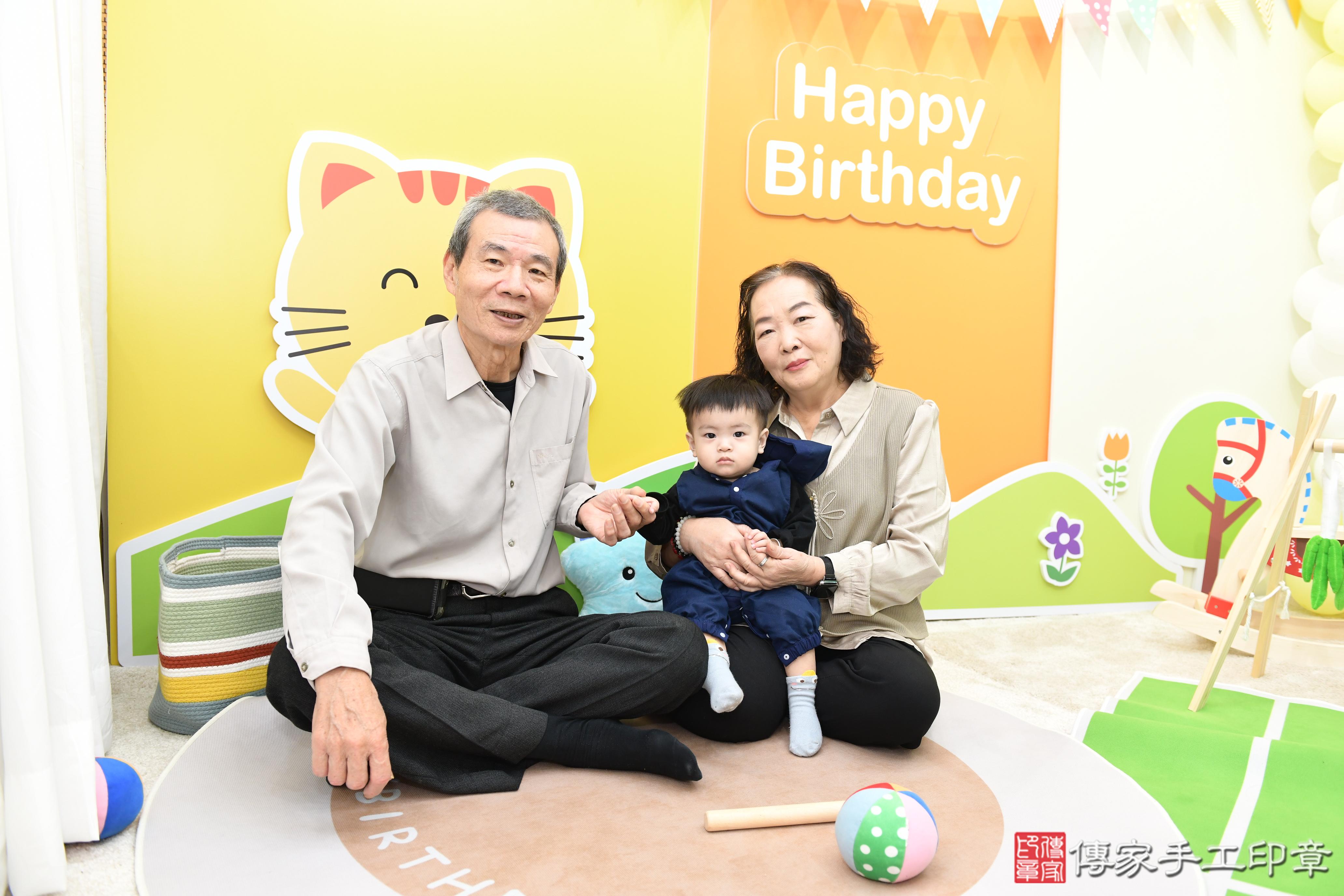 傳家手工印章台南店、抓周、度脺、美式風會場、傳家嬰兒古禮、吉祥話、抓周道具物品24種、拍照。抓周證書。寶寶抓周、滿周歲、生日快樂、祝福