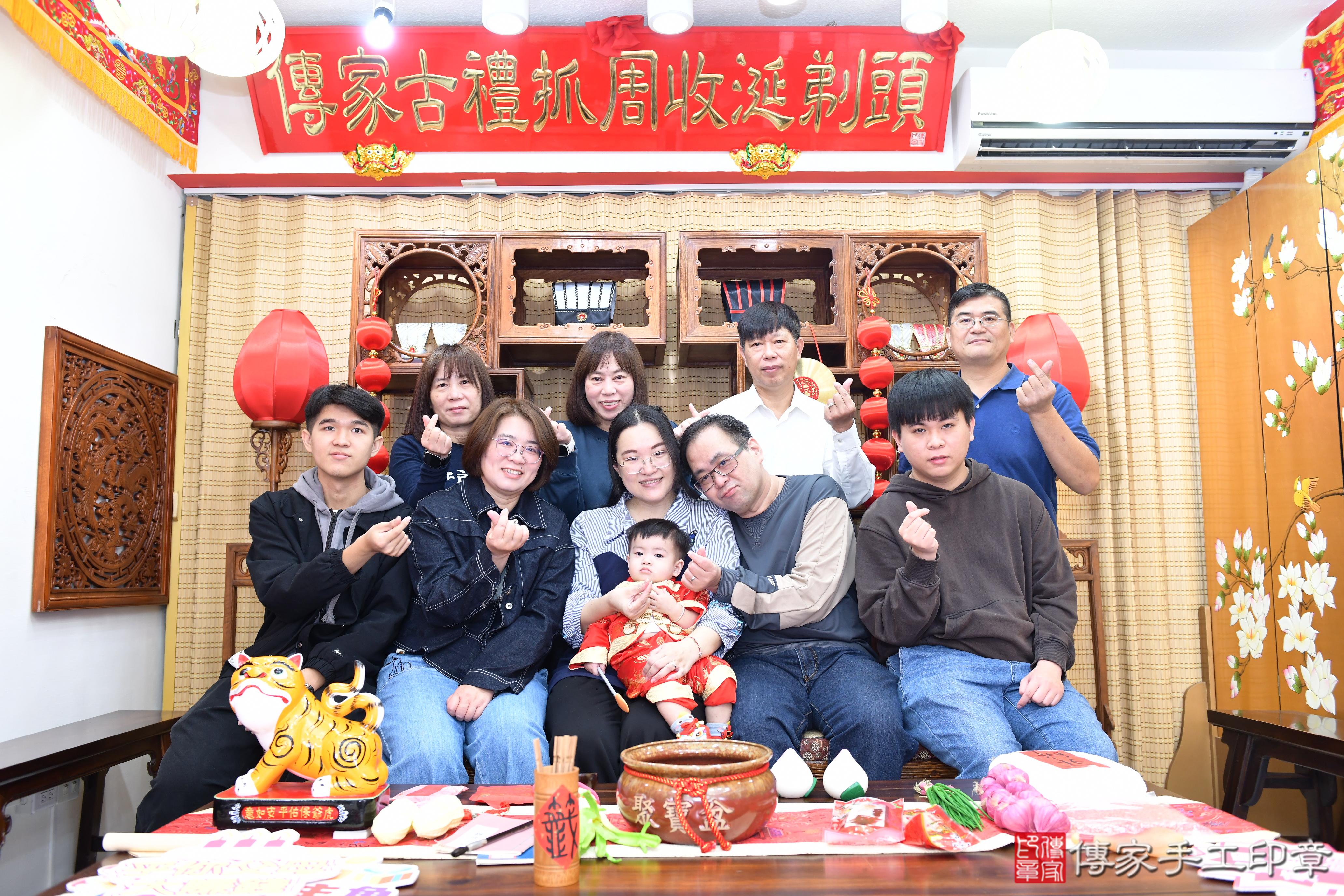 傳家手工印章台南店、抓周、度脺、美式風會場、傳家嬰兒古禮、吉祥話、抓周道具物品24種、拍照。抓周證書。寶寶抓周、滿周歲、生日快樂、祝福