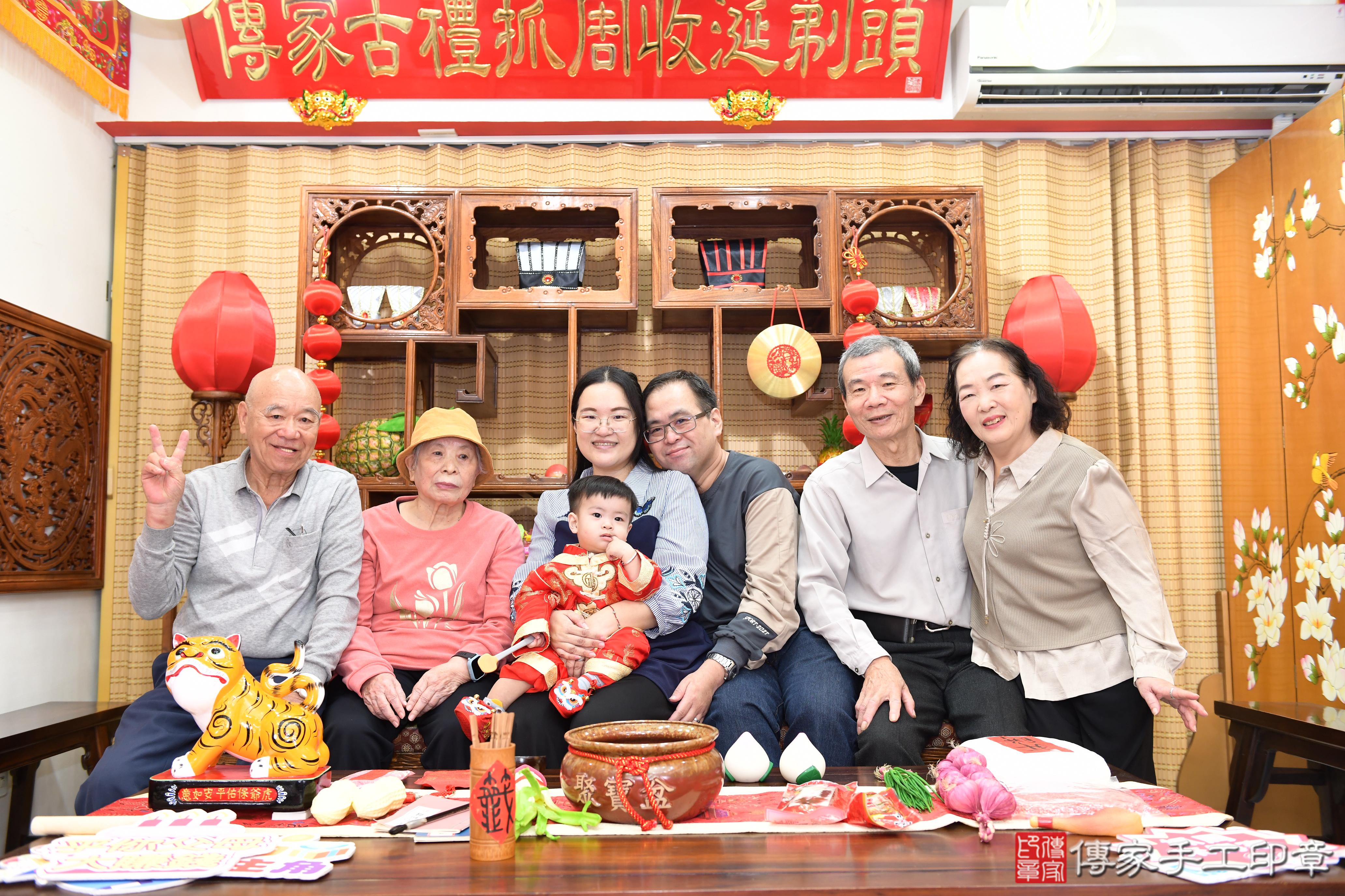 傳家手工印章台南店、抓周、度脺、美式風會場、傳家嬰兒古禮、吉祥話、抓周道具物品24種、拍照。抓周證書。寶寶抓周、滿周歲、生日快樂、祝福