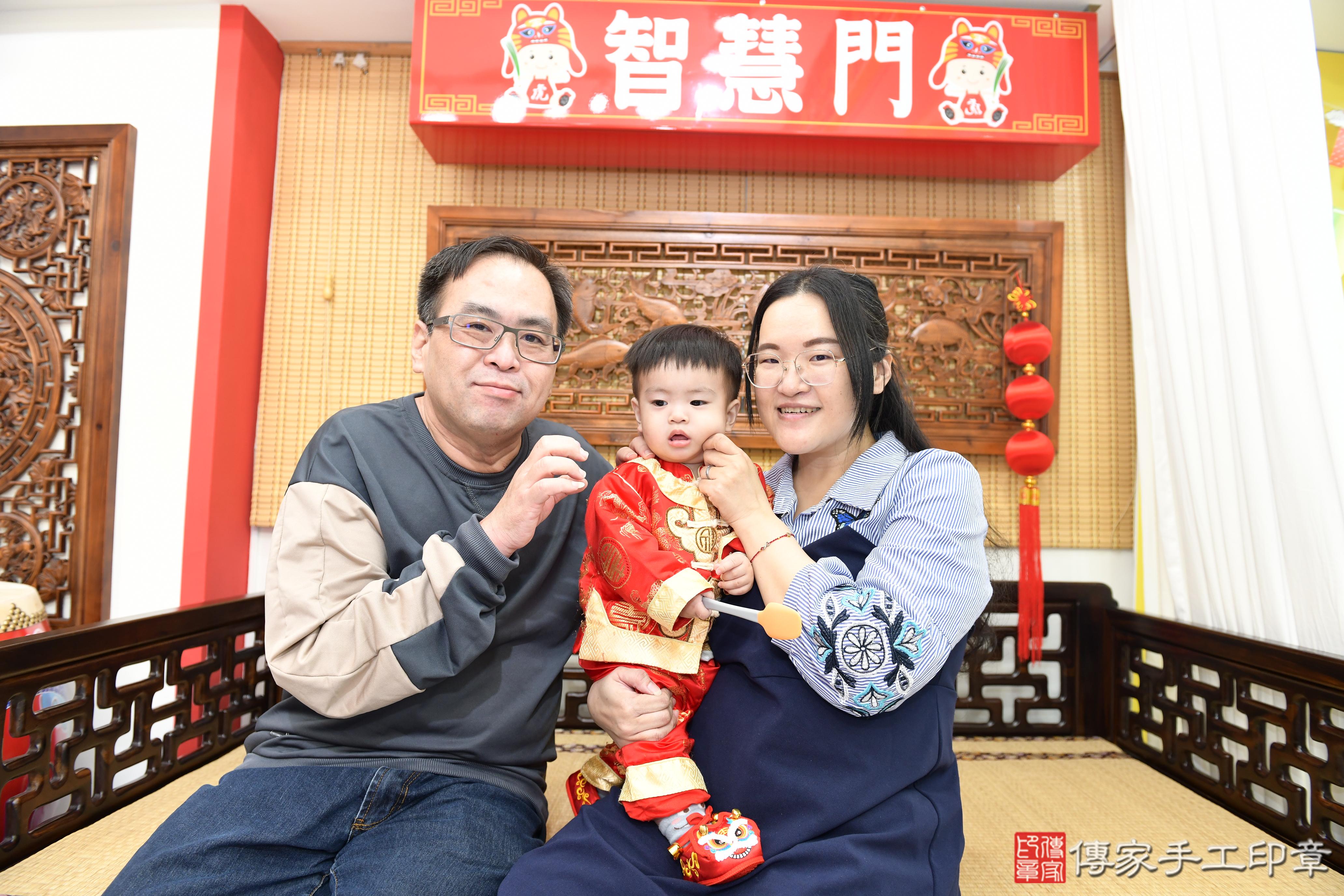 傳家手工印章台南店、抓周、度脺、美式風會場、傳家嬰兒古禮、吉祥話、抓周道具物品24種、拍照。抓周證書。寶寶抓周、滿周歲、生日快樂、祝福