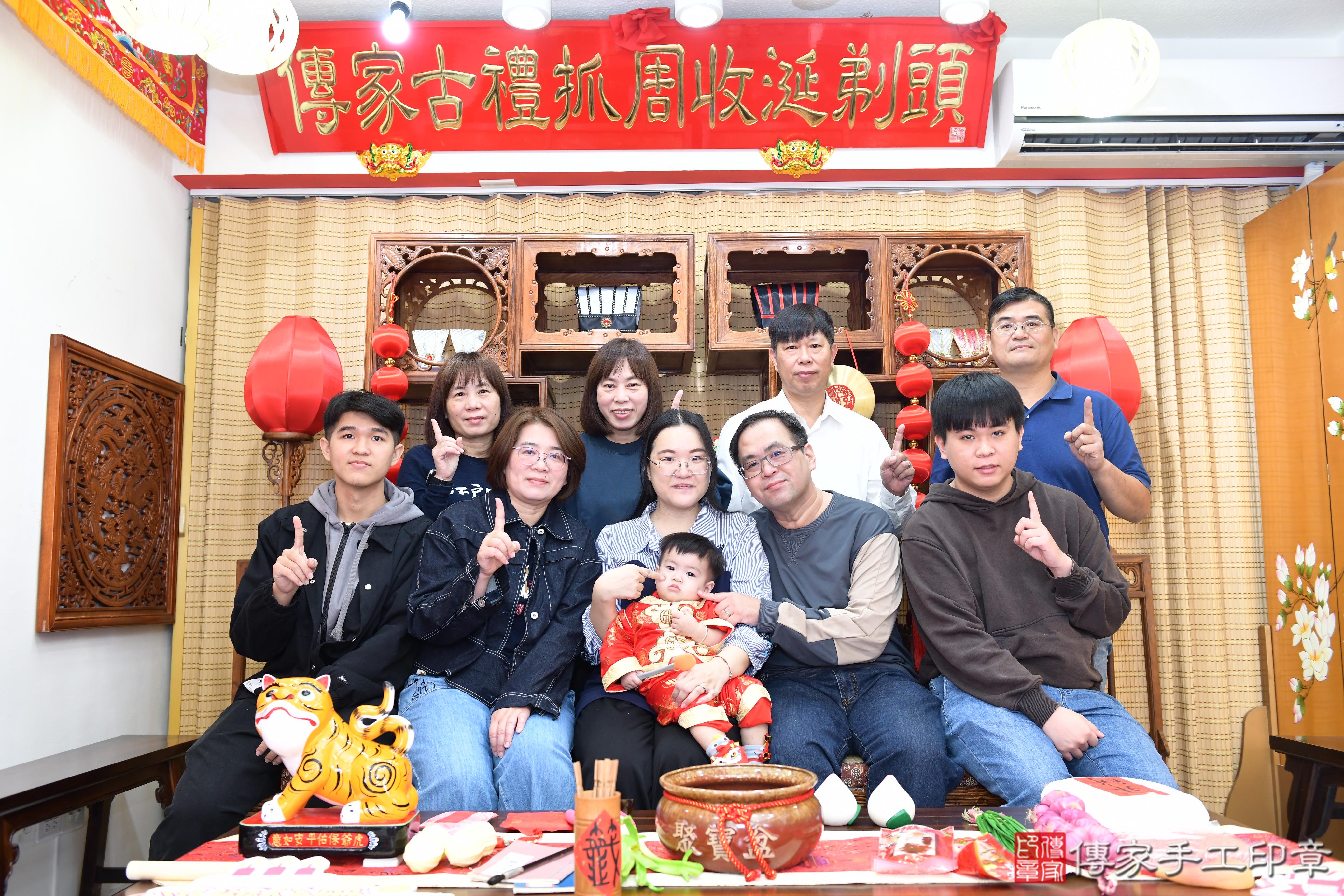 傳家手工印章台南店、抓周、度脺、美式風會場、傳家嬰兒古禮、吉祥話、抓周道具物品24種、拍照。抓周證書。寶寶抓周、滿周歲、生日快樂、祝福