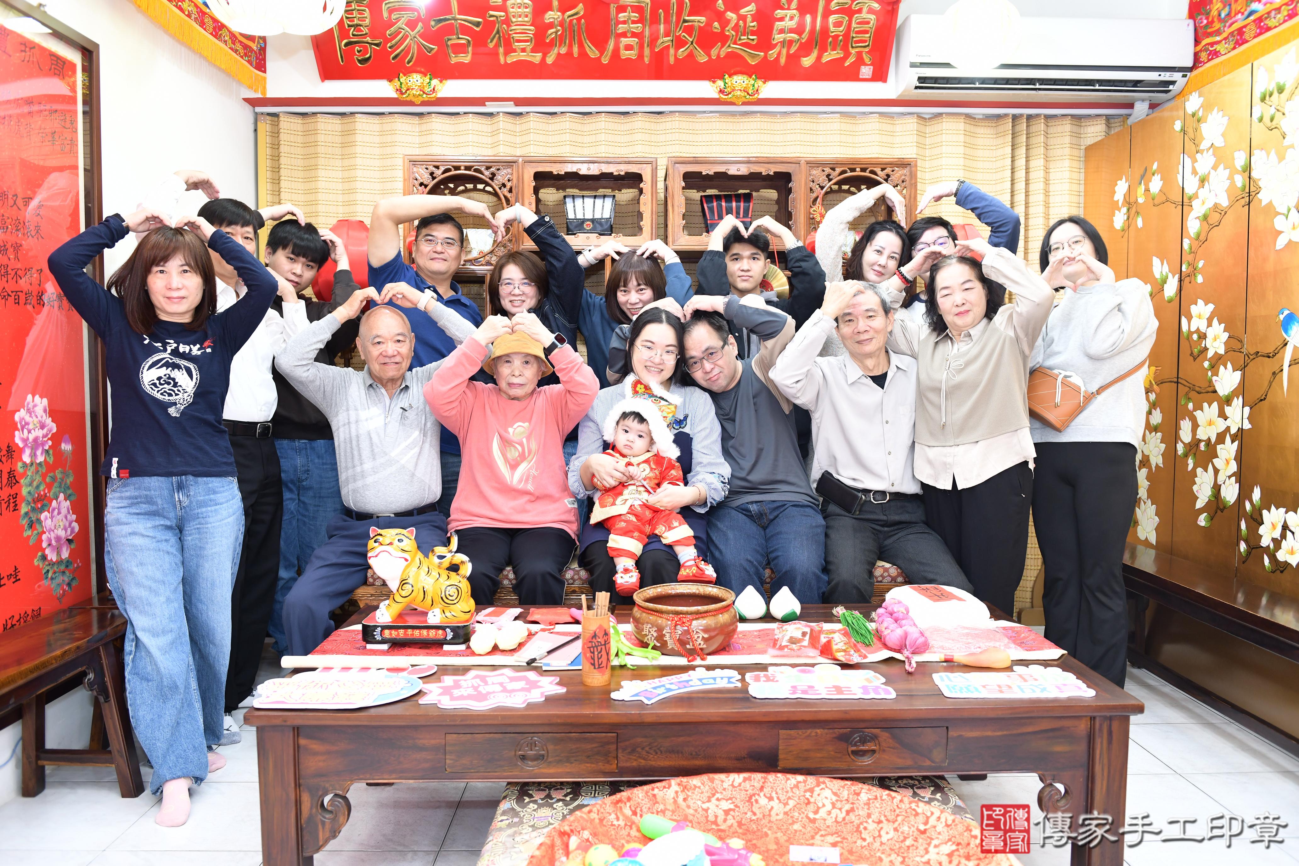 傳家手工印章台南店、抓周、度脺、美式風會場、傳家嬰兒古禮、吉祥話、抓周道具物品24種、拍照。抓周證書。寶寶抓周、滿周歲、生日快樂、祝福