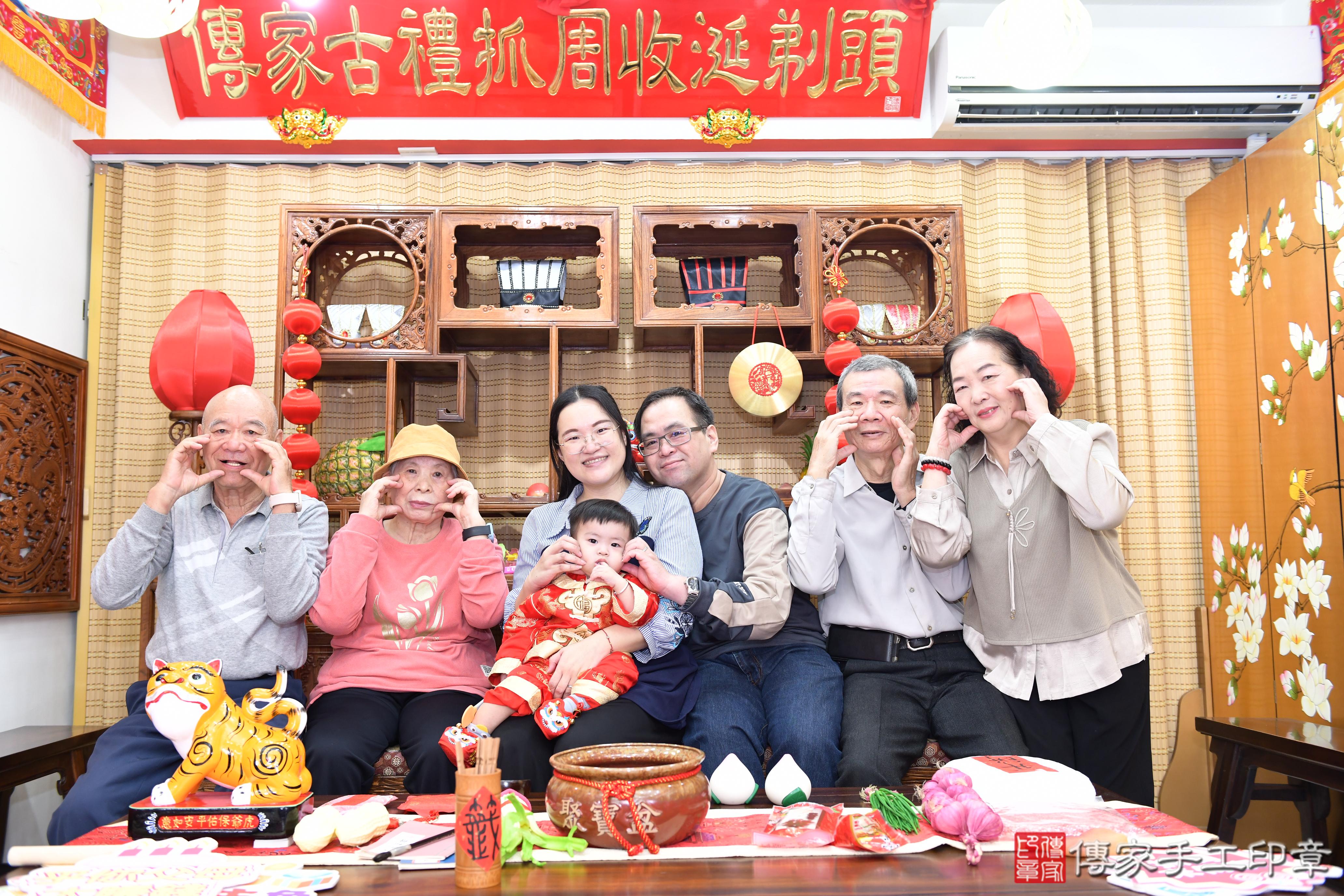 傳家手工印章台南店、抓周、度脺、美式風會場、傳家嬰兒古禮、吉祥話、抓周道具物品24種、拍照。抓周證書。寶寶抓周、滿周歲、生日快樂、祝福