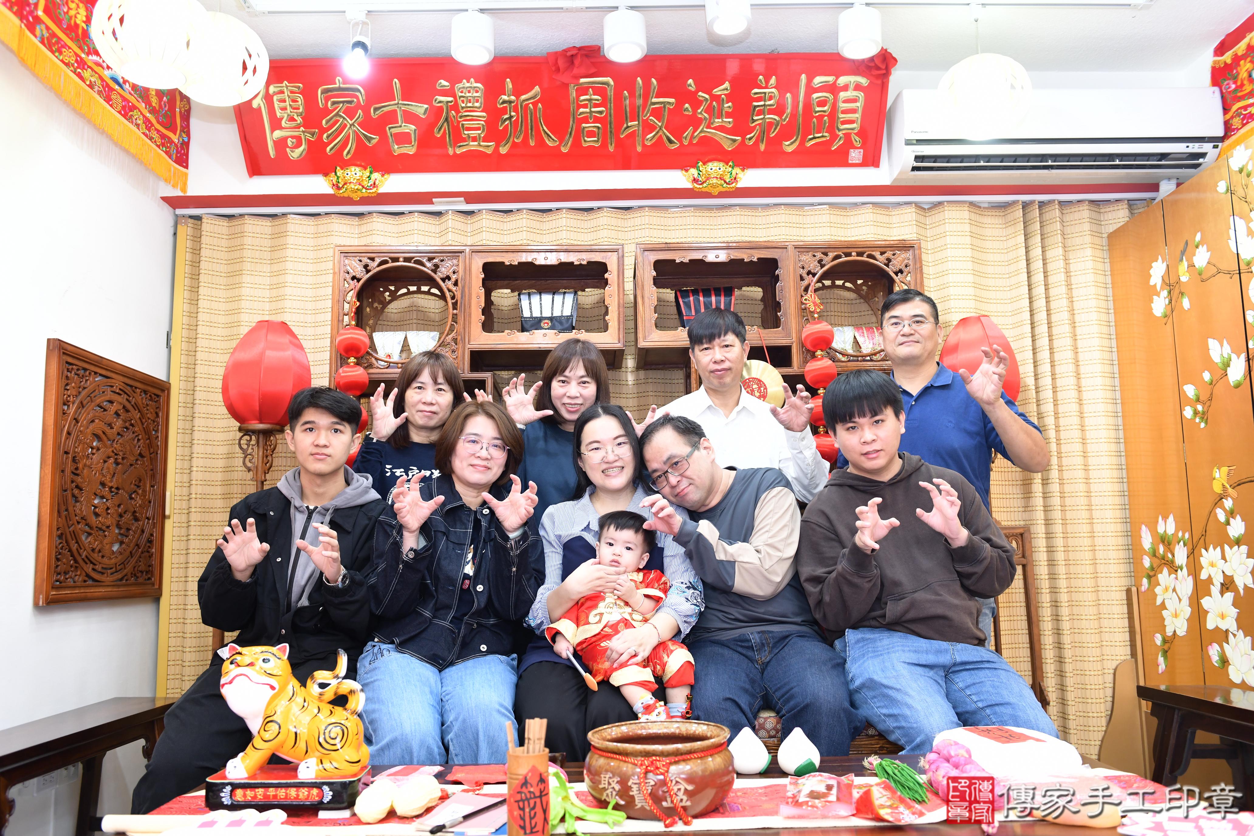 傳家手工印章台南店、抓周、度脺、美式風會場、傳家嬰兒古禮、吉祥話、抓周道具物品24種、拍照。抓周證書。寶寶抓周、滿周歲、生日快樂、祝福