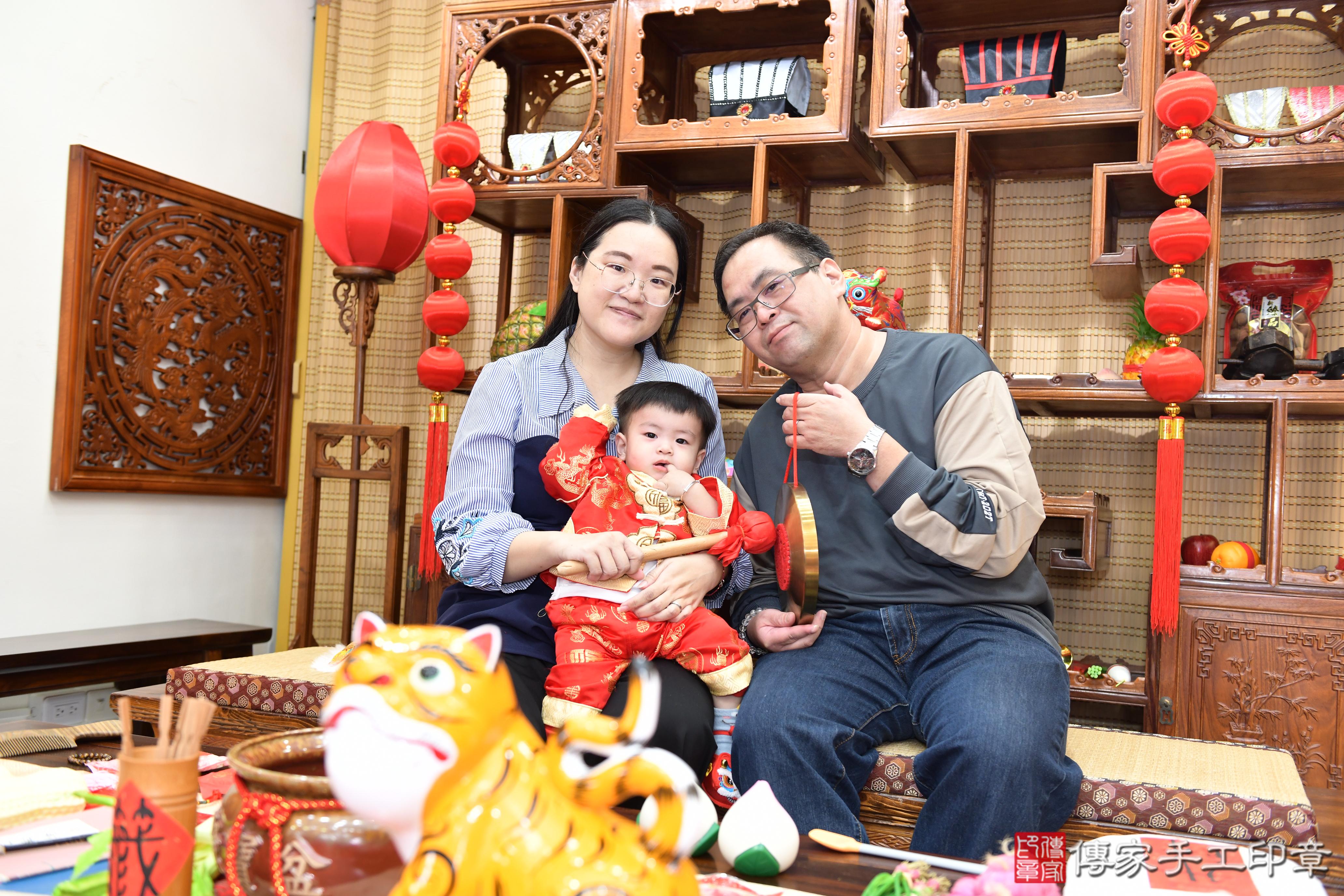 傳家手工印章台南店、抓周、度脺、美式風會場、傳家嬰兒古禮、吉祥話、抓周道具物品24種、拍照。抓周證書。寶寶抓周、滿周歲、生日快樂、祝福