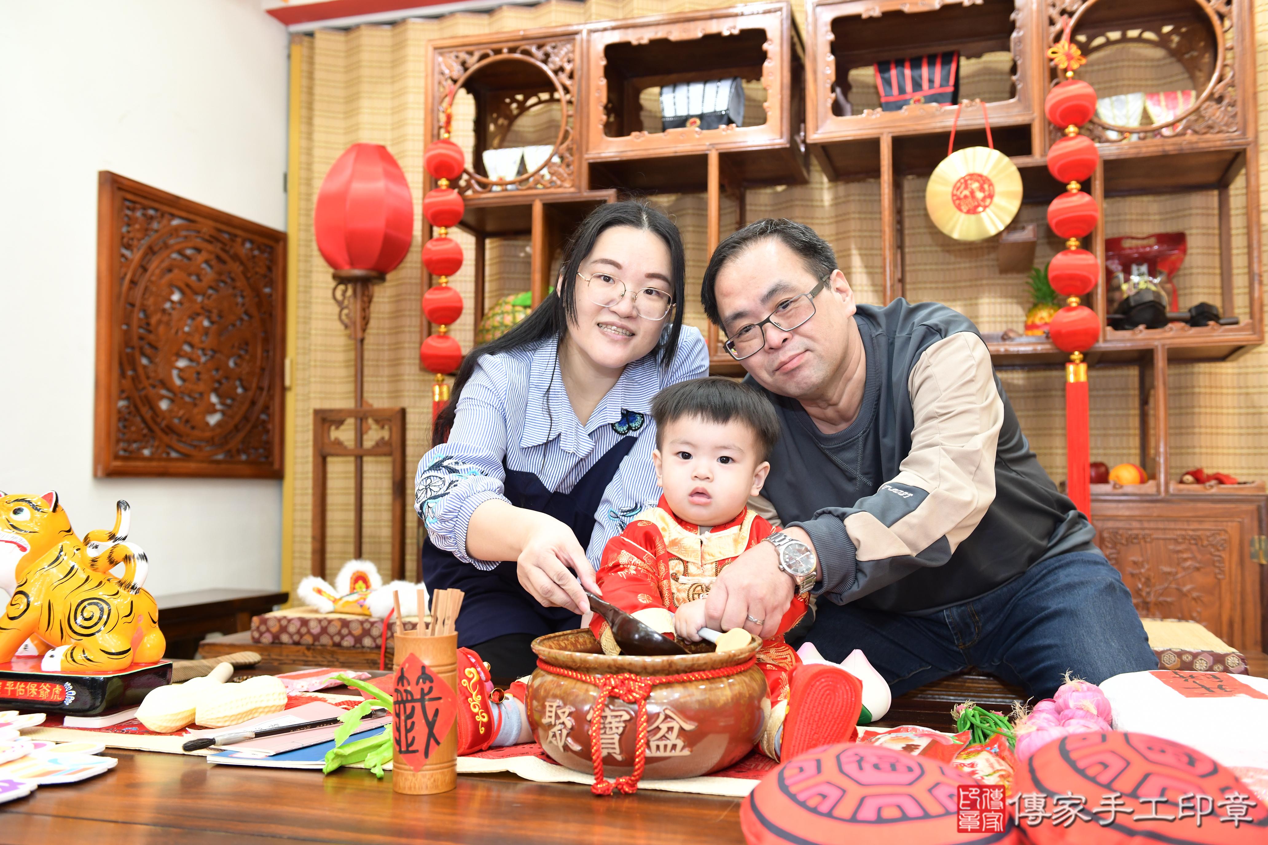 傳家手工印章台南店、抓周、度脺、美式風會場、傳家嬰兒古禮、吉祥話、抓周道具物品24種、拍照。抓周證書。寶寶抓周、滿周歲、生日快樂、祝福