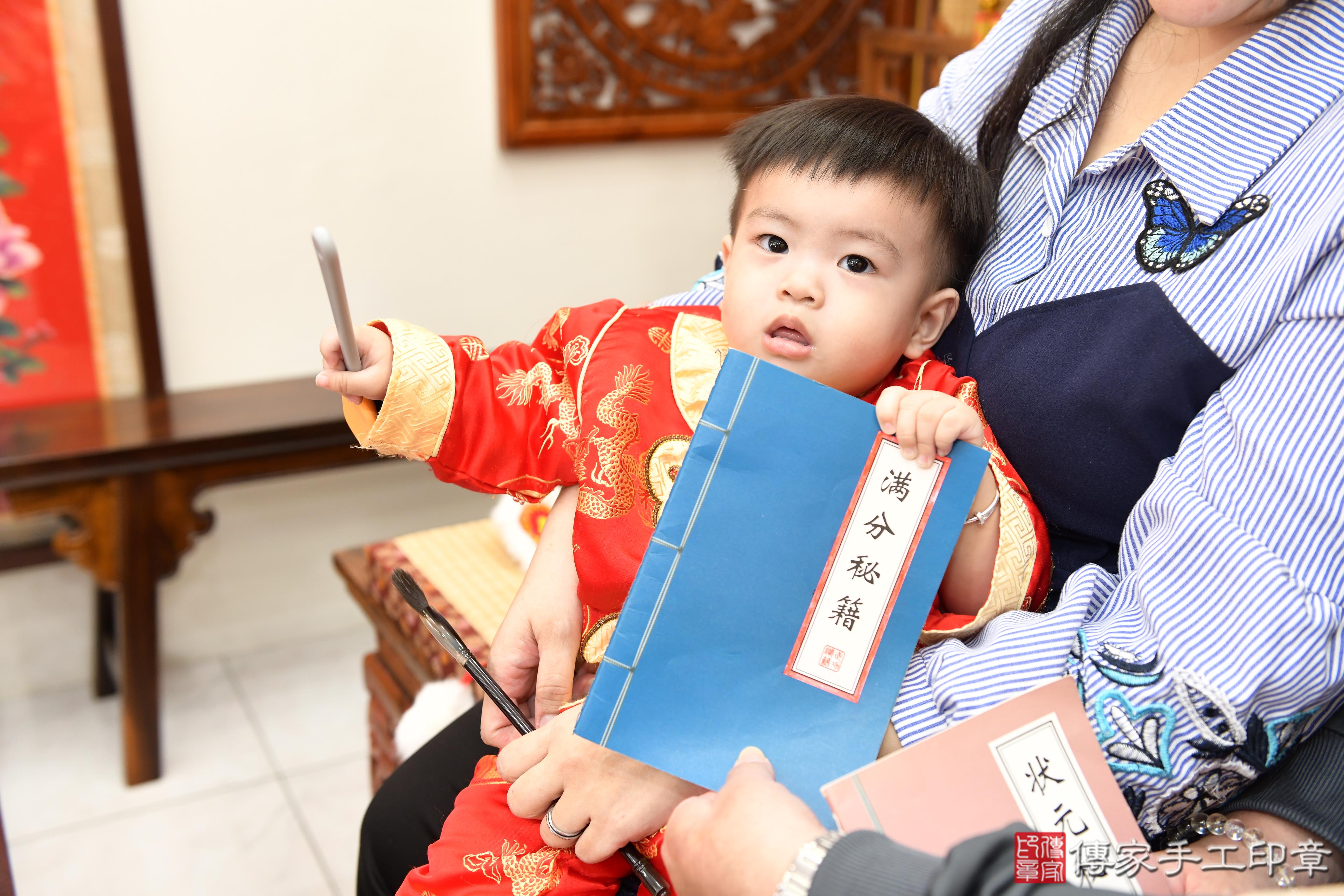傳家手工印章台南店、抓周、度脺、美式風會場、傳家嬰兒古禮、吉祥話、抓周道具物品24種、拍照。抓周證書。寶寶抓周、滿周歲、生日快樂、祝福