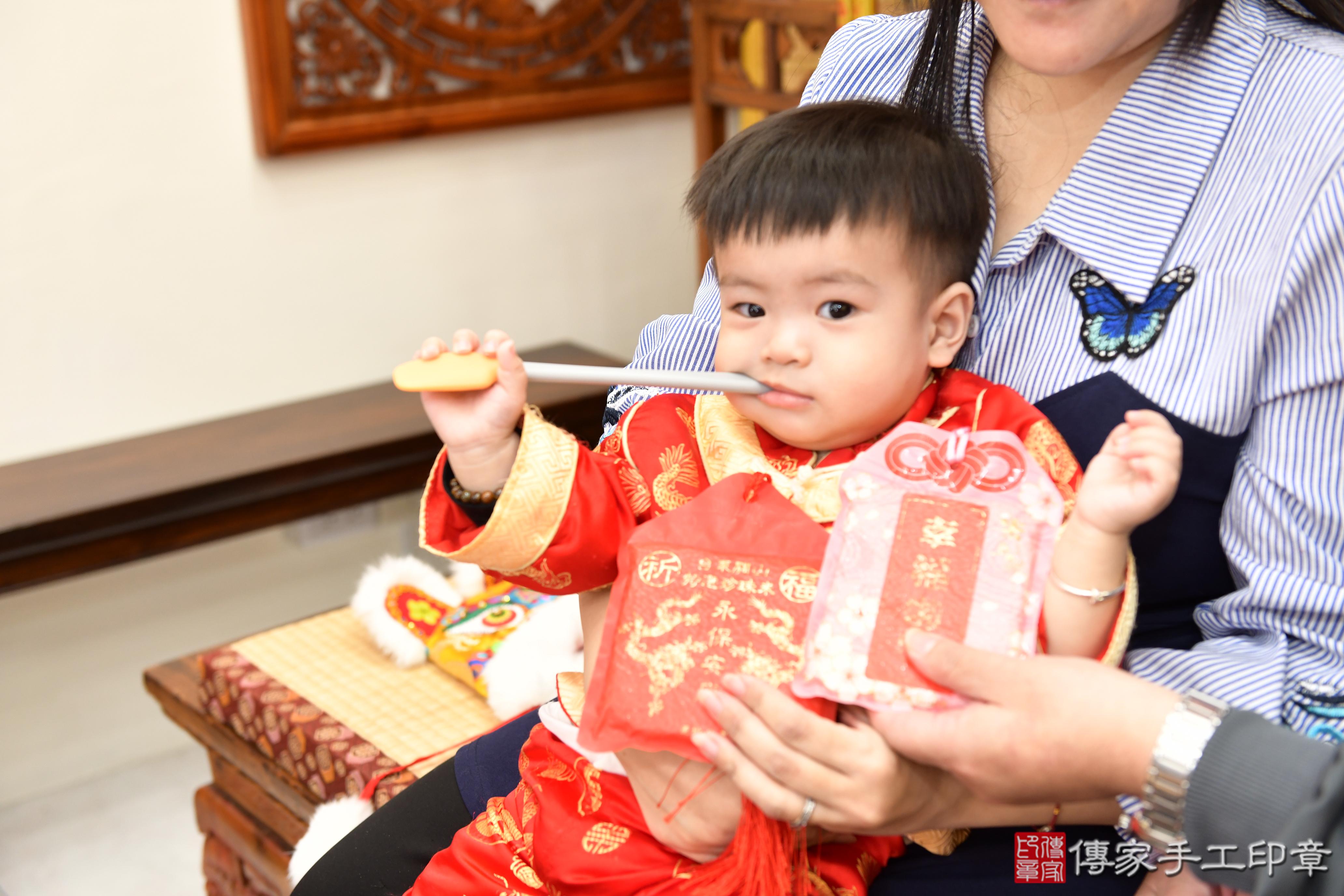 傳家手工印章台南店、抓周、度脺、美式風會場、傳家嬰兒古禮、吉祥話、抓周道具物品24種、拍照。抓周證書。寶寶抓周、滿周歲、生日快樂、祝福